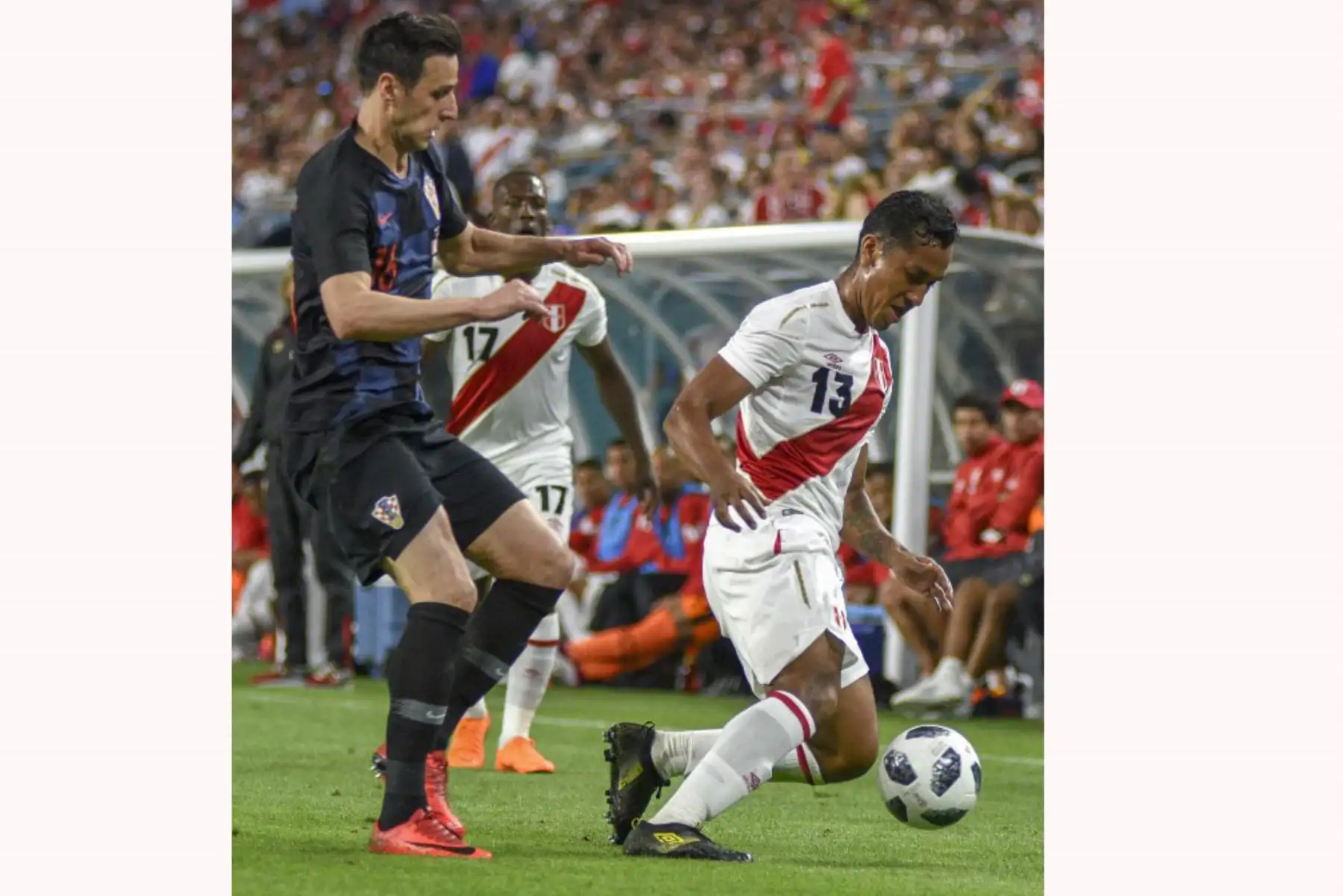 Renato Tapia compite por el balón contra Nikola Kalinic de Croacia, durante su amistoso de la Copa Mundial 2018.Foto:AFP