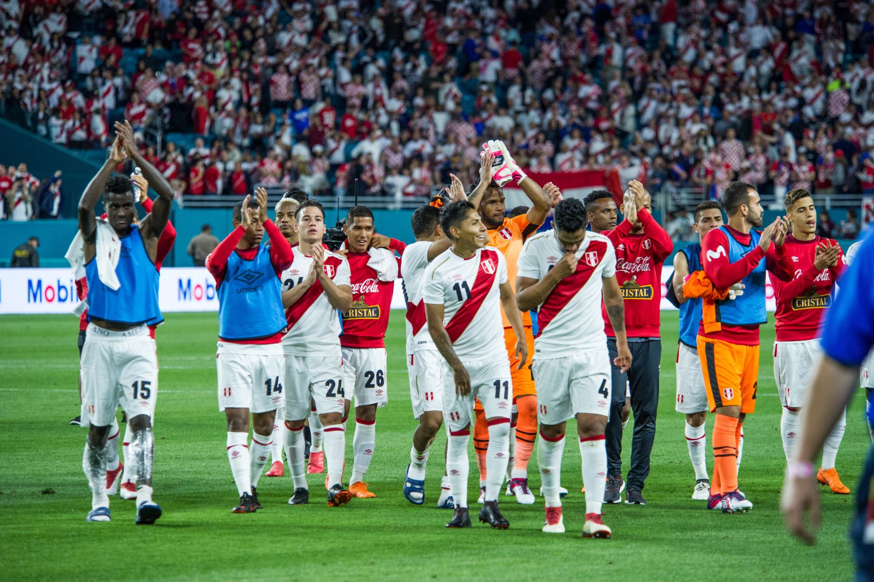 Los jugadores del equipo de Perú saludan al público mientras se retiran del terreno de juego, luego de su victoria ante la selección de Croacia.Foto:EFE
