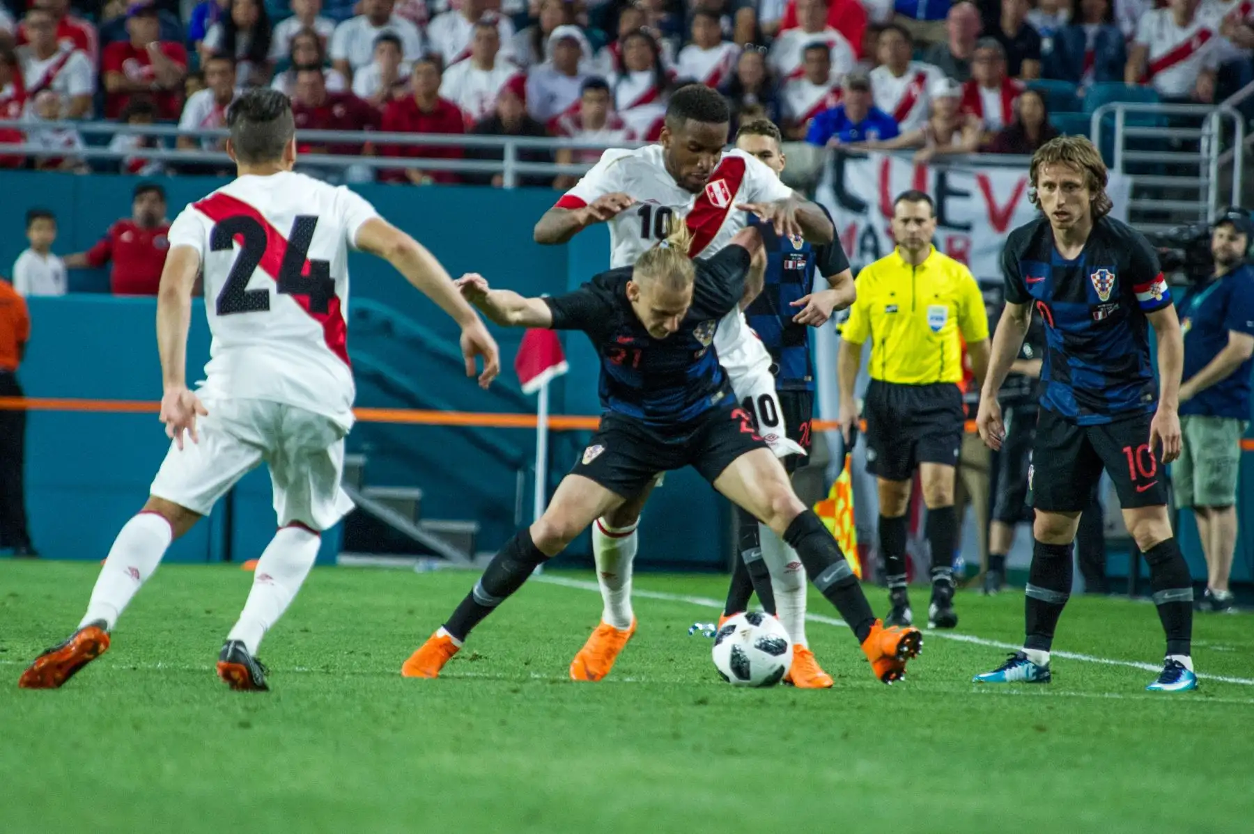 Jefferson Farfán de Perú disputa un balón con Domagoj Vida de Croacia.Foto:EFE