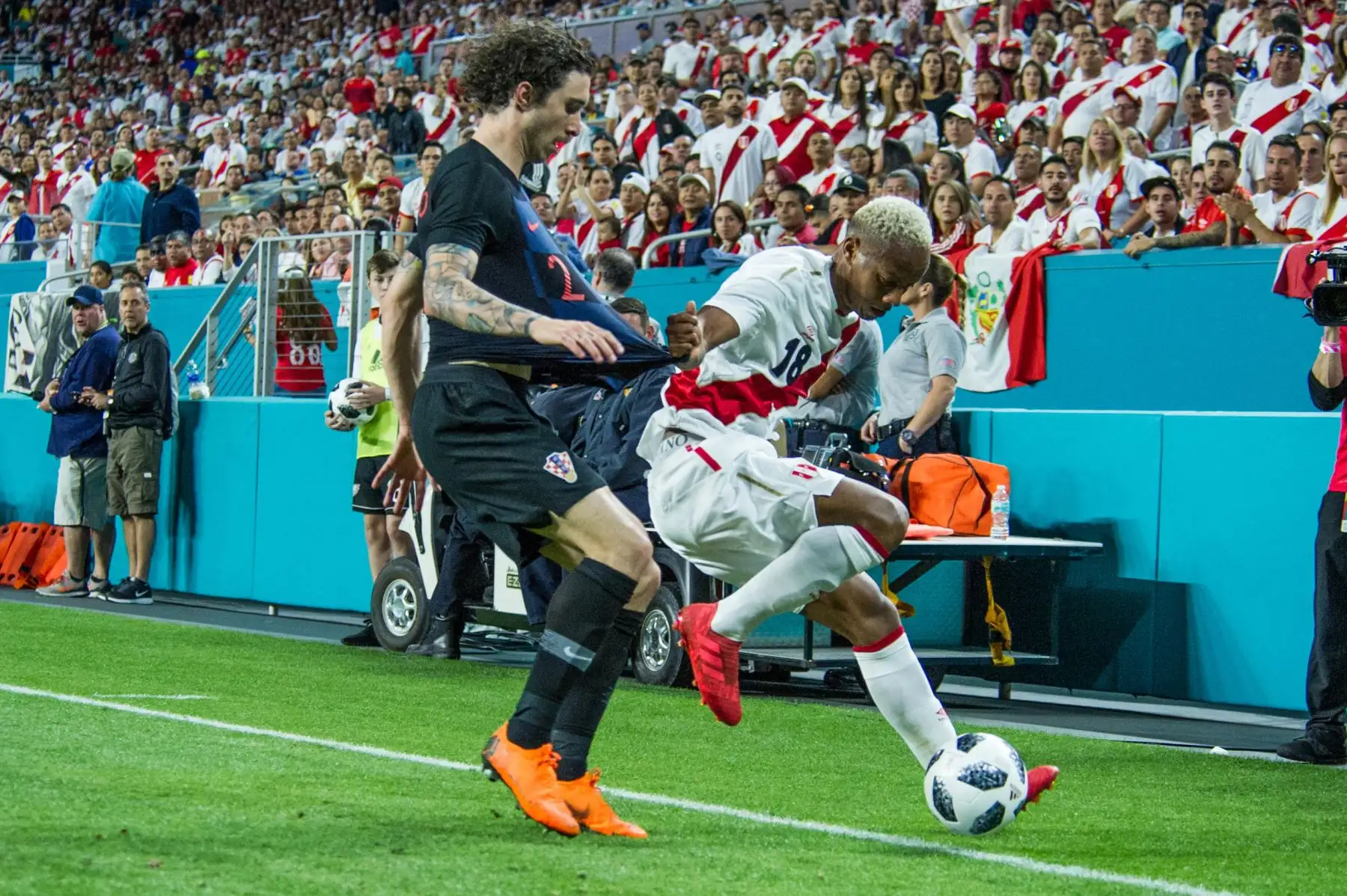André Carrillo de Perú disputa un balón con Sime Vrsaljko de Croacia. Foto:EFE