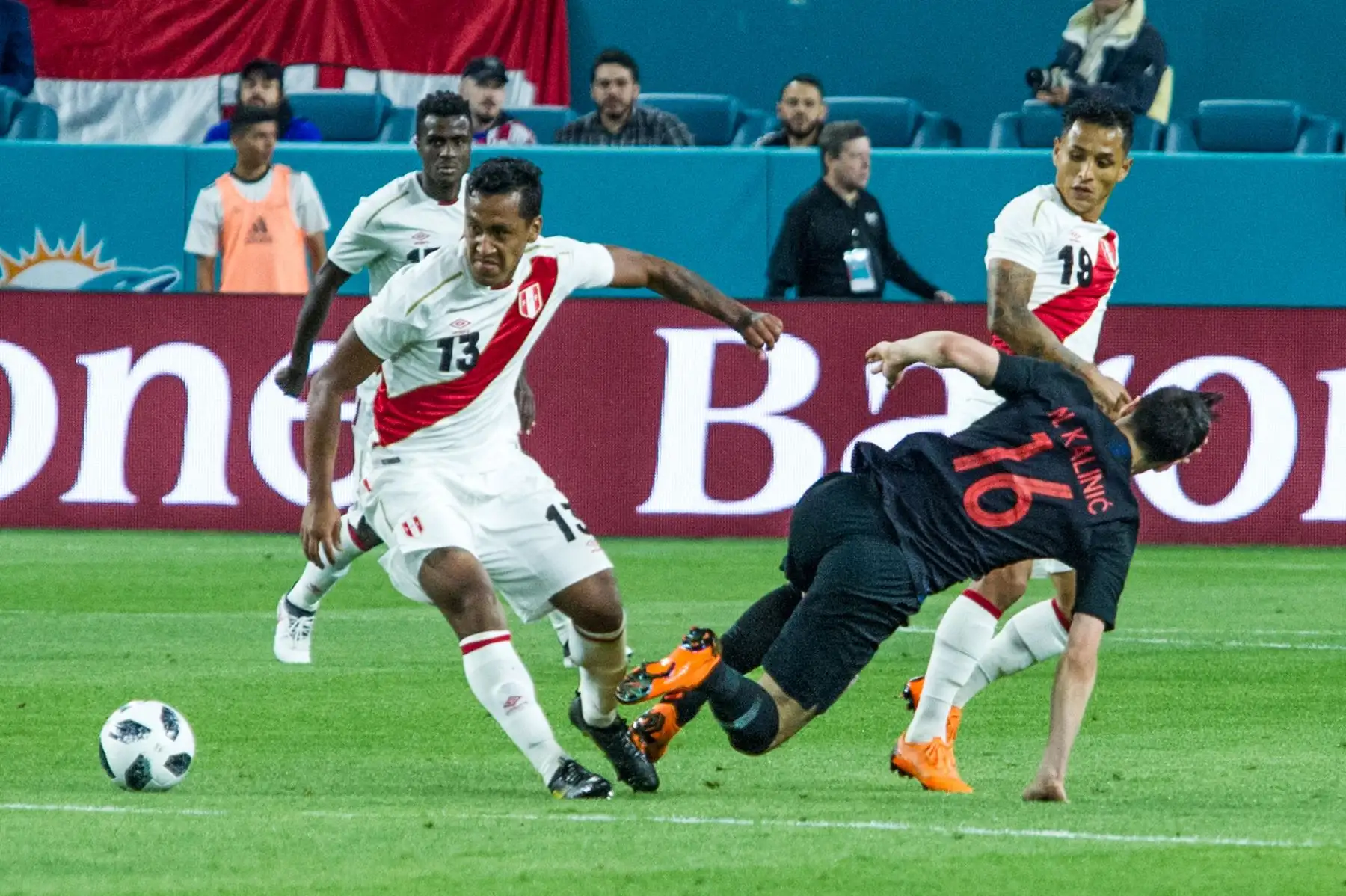 Renato Tapia de Perú disputa un balón con Nikola Kalinic de Croacia.Foto:AFP