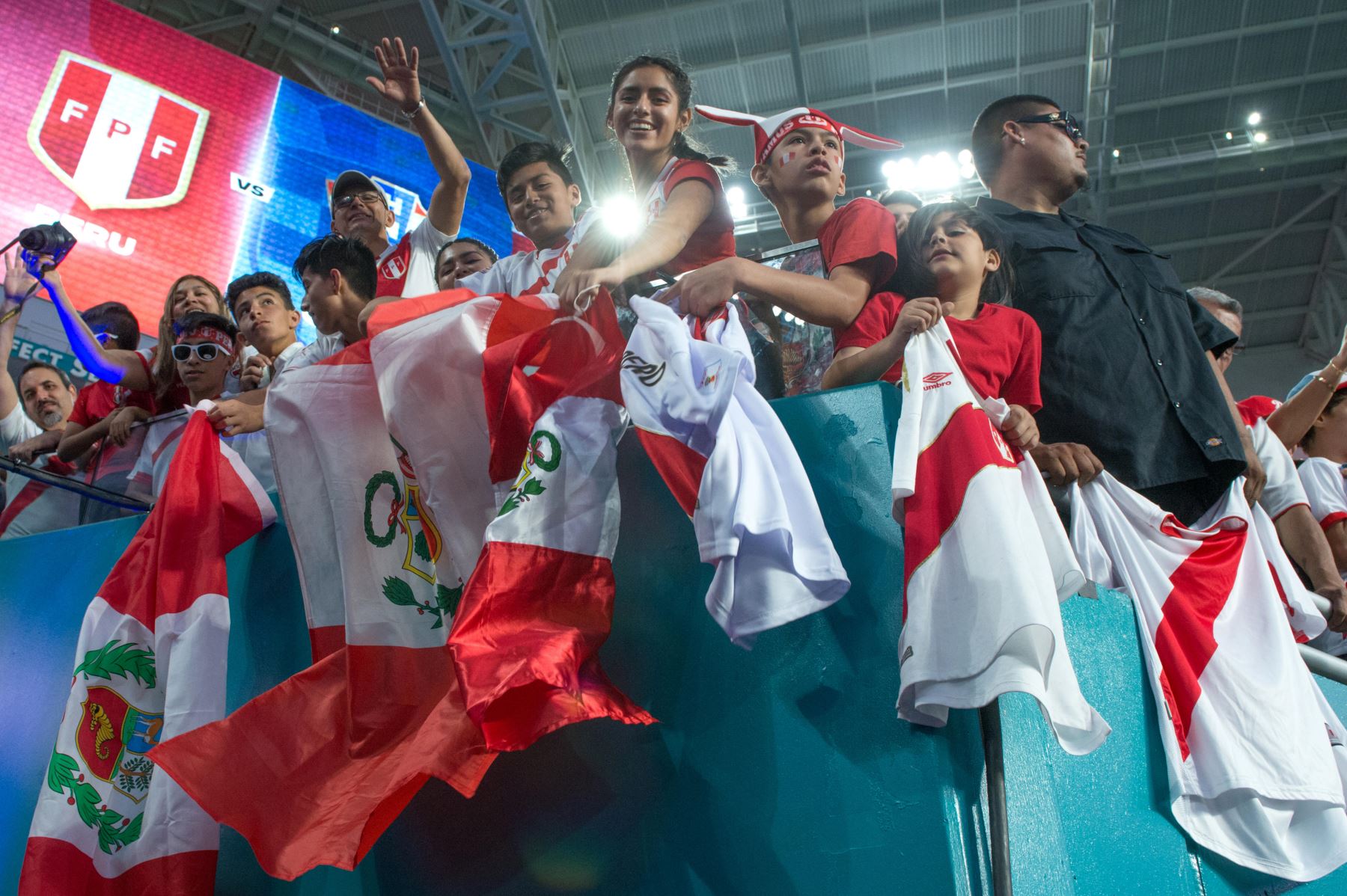 Hinchas de Perú animan ante Croacia, durante el partido amistoso en el estadio Hard Rock de Miami, Florida.Foto:EFE