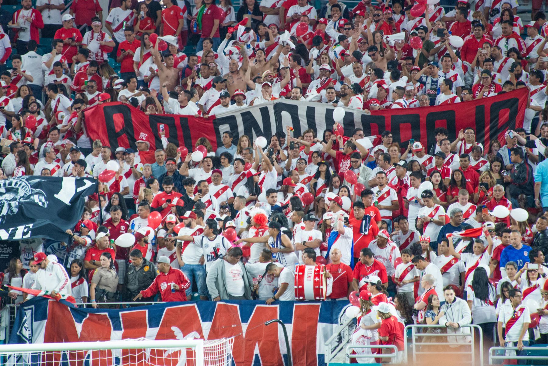 Aficionados de Perú animan ante Croacia, durante el partido amistoso en el estadio Hard Rock de Miami, Florida (EE.UU.).Foto:EFE