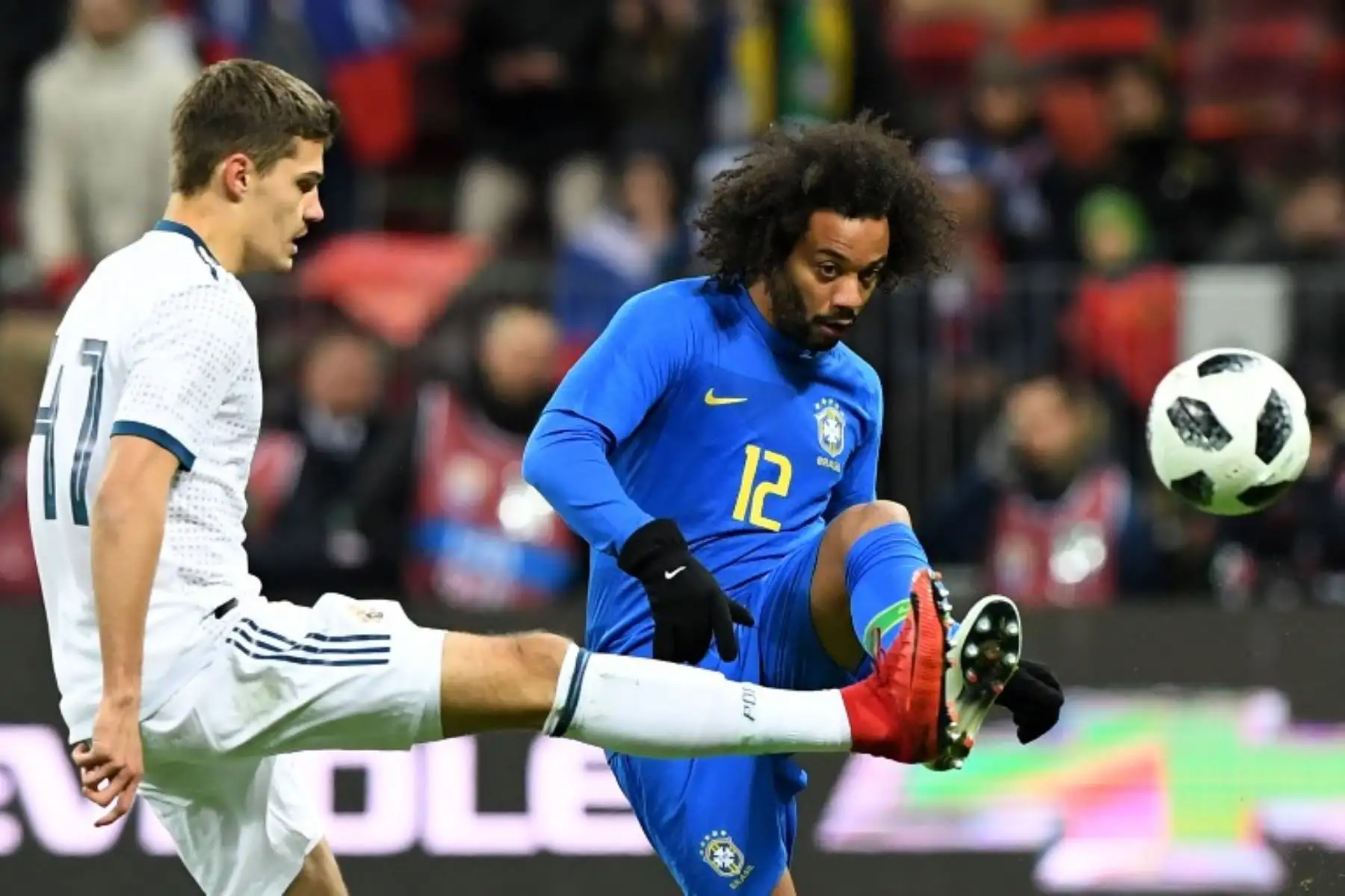 El delantero brasileño Taison y el centrocampista ruso Yuri Zhirkov compiten por el balón durante un partido internaciona.Foto:AFP