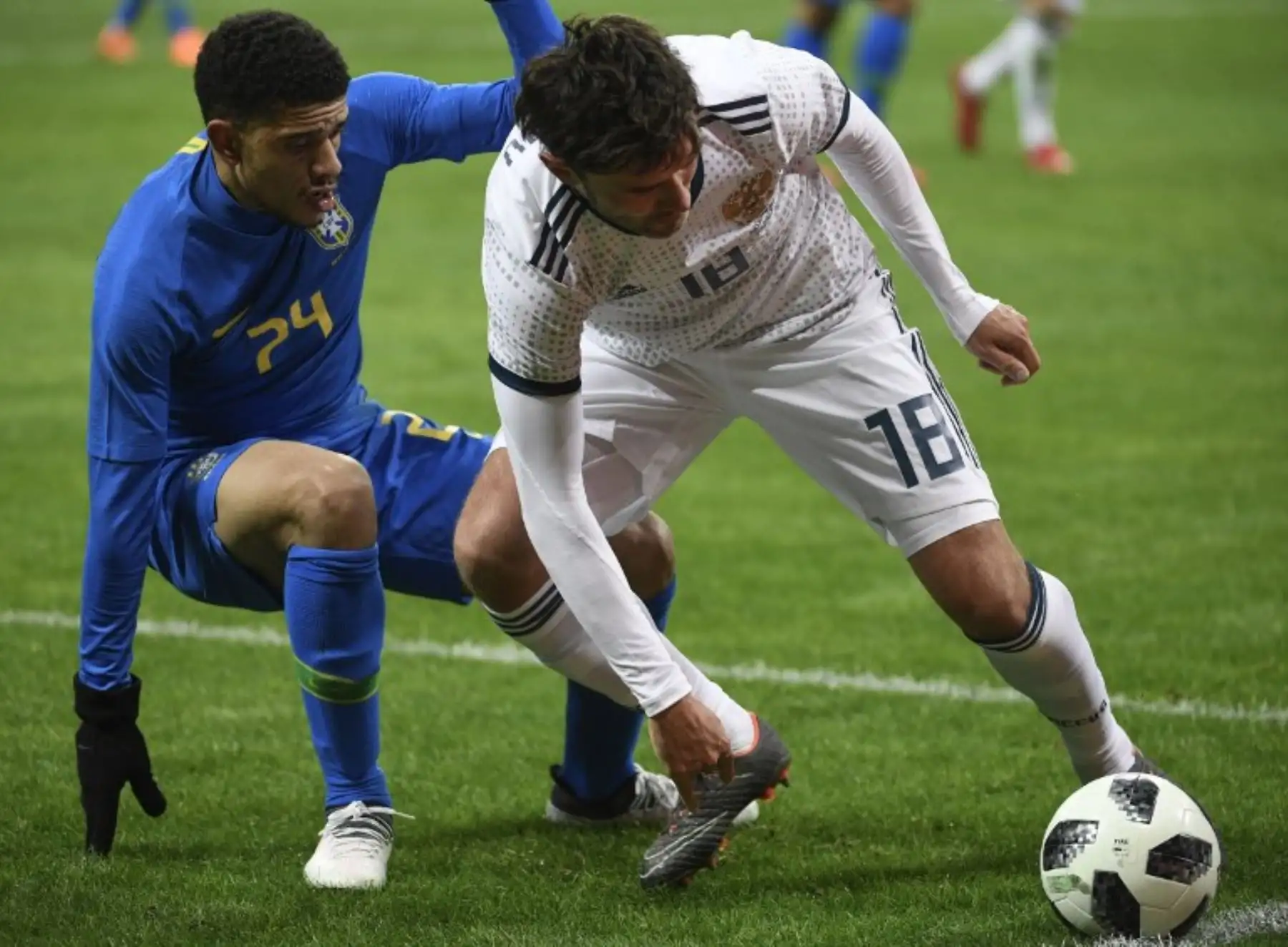 El delantero brasileño Taison y el centrocampista ruso Yuri Zhirkov compiten por el balón durante un partido internacional amistoso de fútbol entre Rusia y Brasil.Foto:AFP