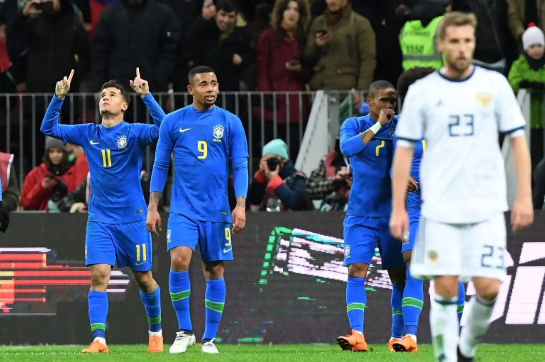El brasileño Philippe Coutinho, el delantero brGabriel Jesus y el centrocampista brasileño Douglas Costa celebran durante un partido de fútbol internacional amistoso entre Rusia y Brasil .Foto:AFP