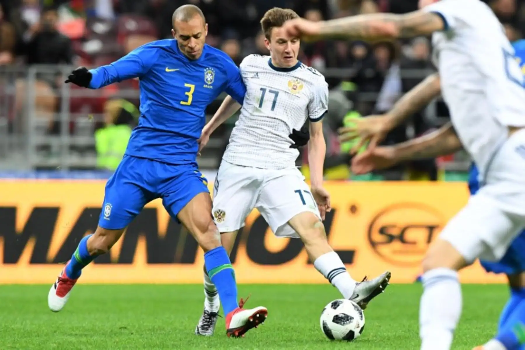 El defensa brasileño Miranda  y el mediocampista ruso Alexander Golovin compiten por el balón durante un partido amistoso internacional de fútbol entre Rusia y Brasil en el estadio Luzhniki en Moscú.Foto:AFP
