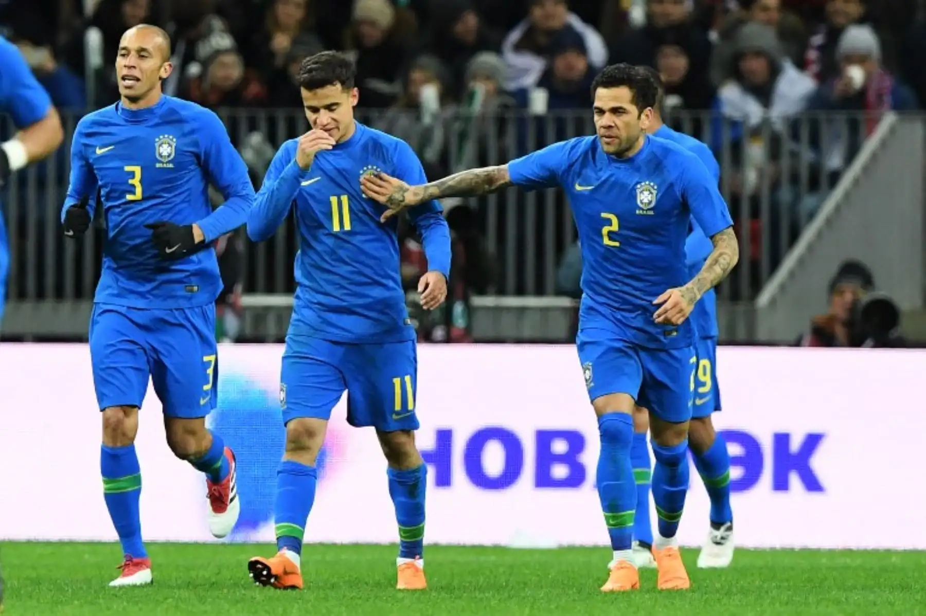 El brasileño Miranda, el centrocampista brasileño Philippe Coutinho y el defensa brasileño Dani Alves celebran durante un partido de fútbol internacional amistoso entre Rusia y Brasil en el estadio Luzhniki en Moscú .Foto:AFP