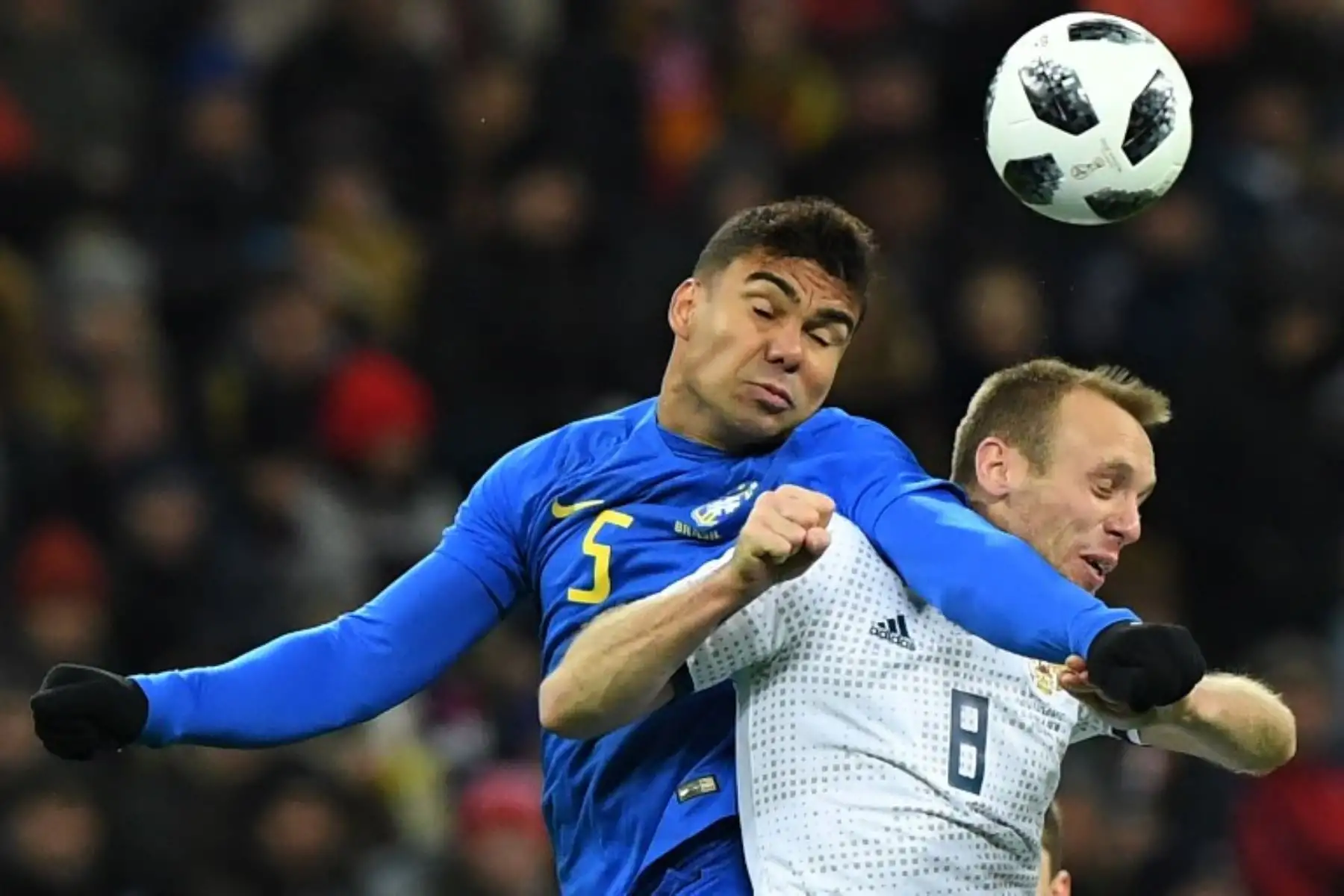 El centrocampista brasileño Casemiro y el mediocampista de Rusia Denis Glushakov compiten por el balón durante un partido amistoso de fútbol entre Rusia y Brasil.Foto:AFP