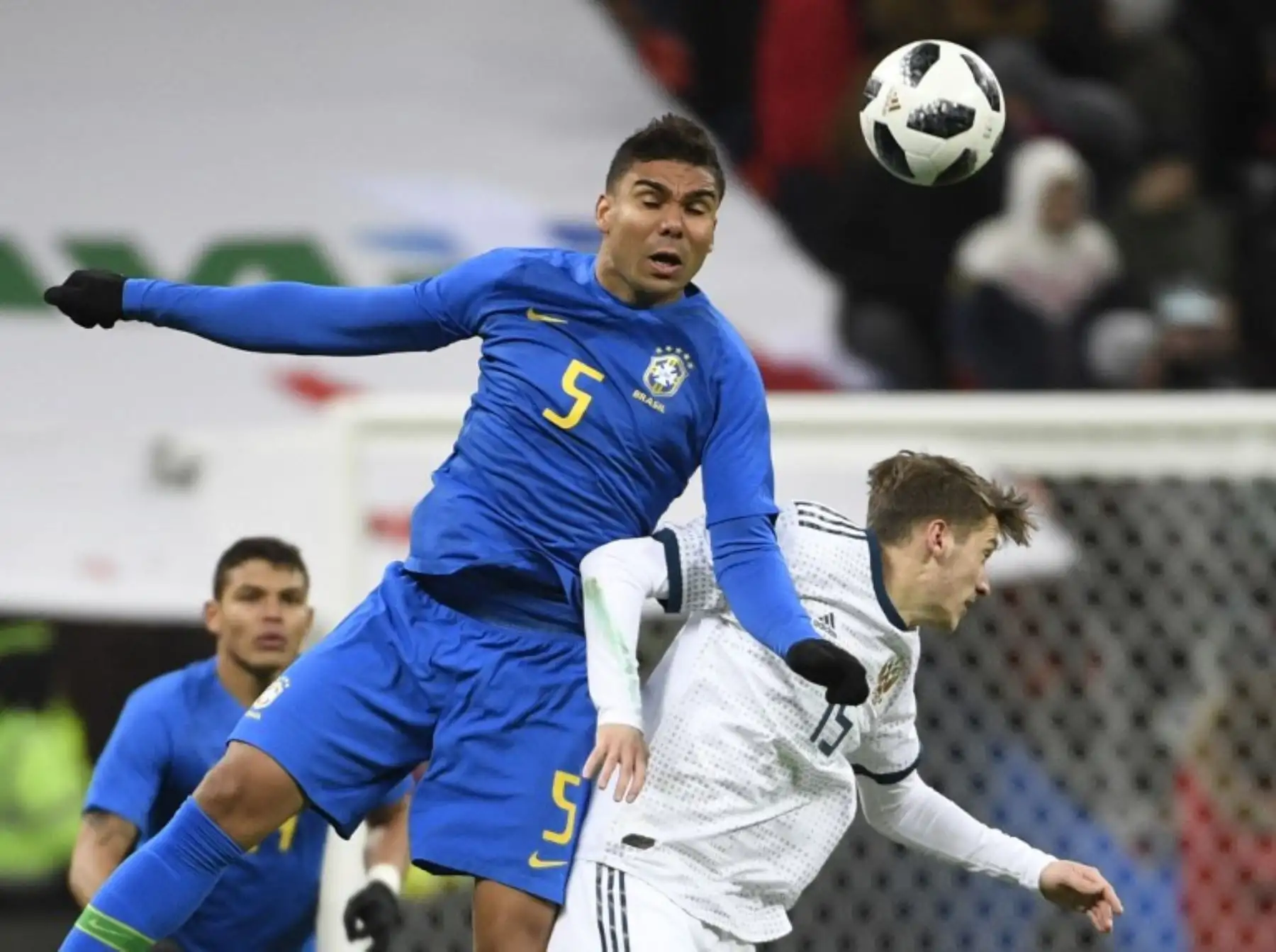 El centrocampista brasileño Casemiro  y el mediocampista ruso Aleksey Miranchuk compiten por el balón durante un partido de fútbo amistoso entre Rusia y Brasil.Foto:AFP