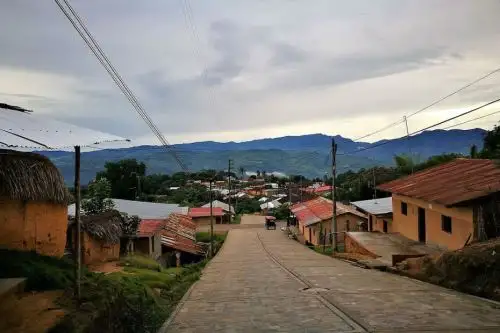 La ciudad de Lamas, también conocida como la Ciudad de los Tres pisos o Capital Folclórica de la región San Martín, proyecta recibir más de 15,000 visitantes durante la Semana Santa, celebración religiosa que destaca por el profundo fervor cristiano y la manifestación de tradiciones que identifican a su hospitalaria población