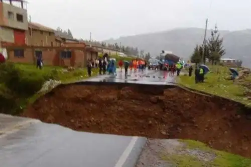 La vía de penetración Pativilca-Huaraz, a la altura de la provincia de Recuay en Áncash, continúa intransitable debido al colapso del alfastado de esta carretera, debido a la activación de la quebrada Sipchoc como consecuencia de las intensas lluvias que se registran en la zona.