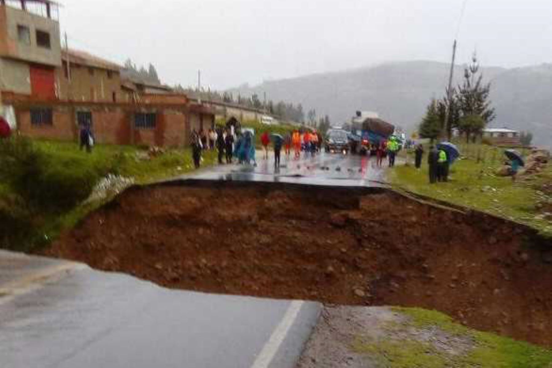 La vía de penetración Pativilca-Huaraz, a la altura de la provincia de Recuay en Áncash, continúa intransitable debido al colapso del alfastado de esta carretera, debido a la activación de la quebrada Sipchoc como consecuencia de las intensas lluvias que se registran en la zona.