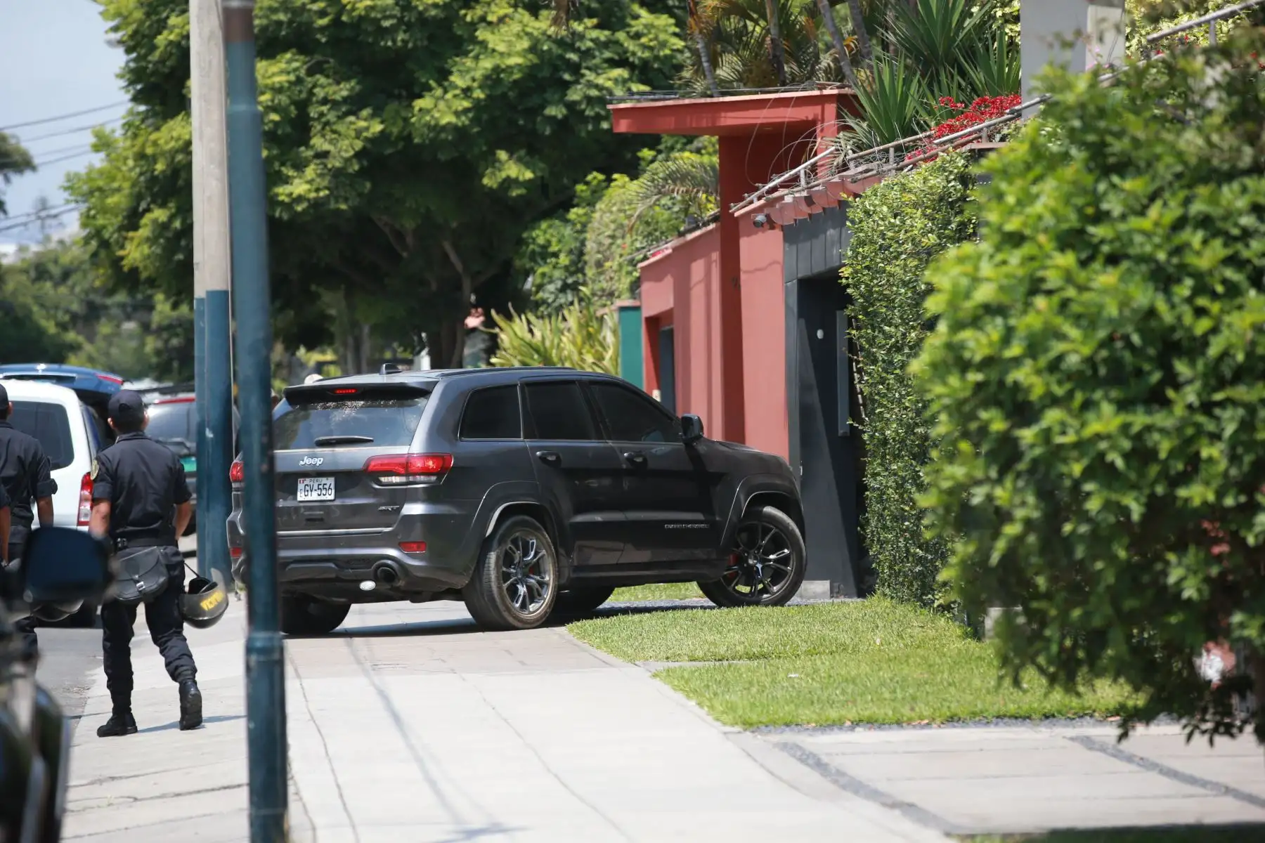 Pedro Pablo Kuczynski, ex presidente de la república, llega a su domicilio en su camioneta. Foto: ANDINA/Jhony Laurente
