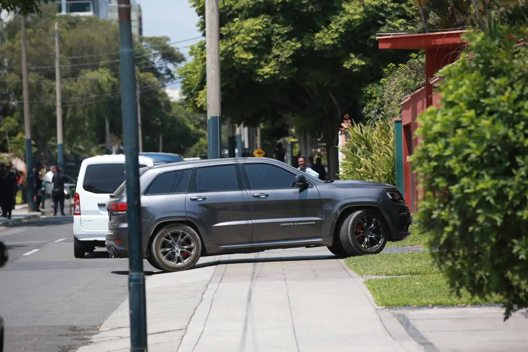 Pedro Pablo Kuczynski, ex presidente de la república, llega a su domicilio en su camioneta. Foto: ANDINA/Jhony Laurente