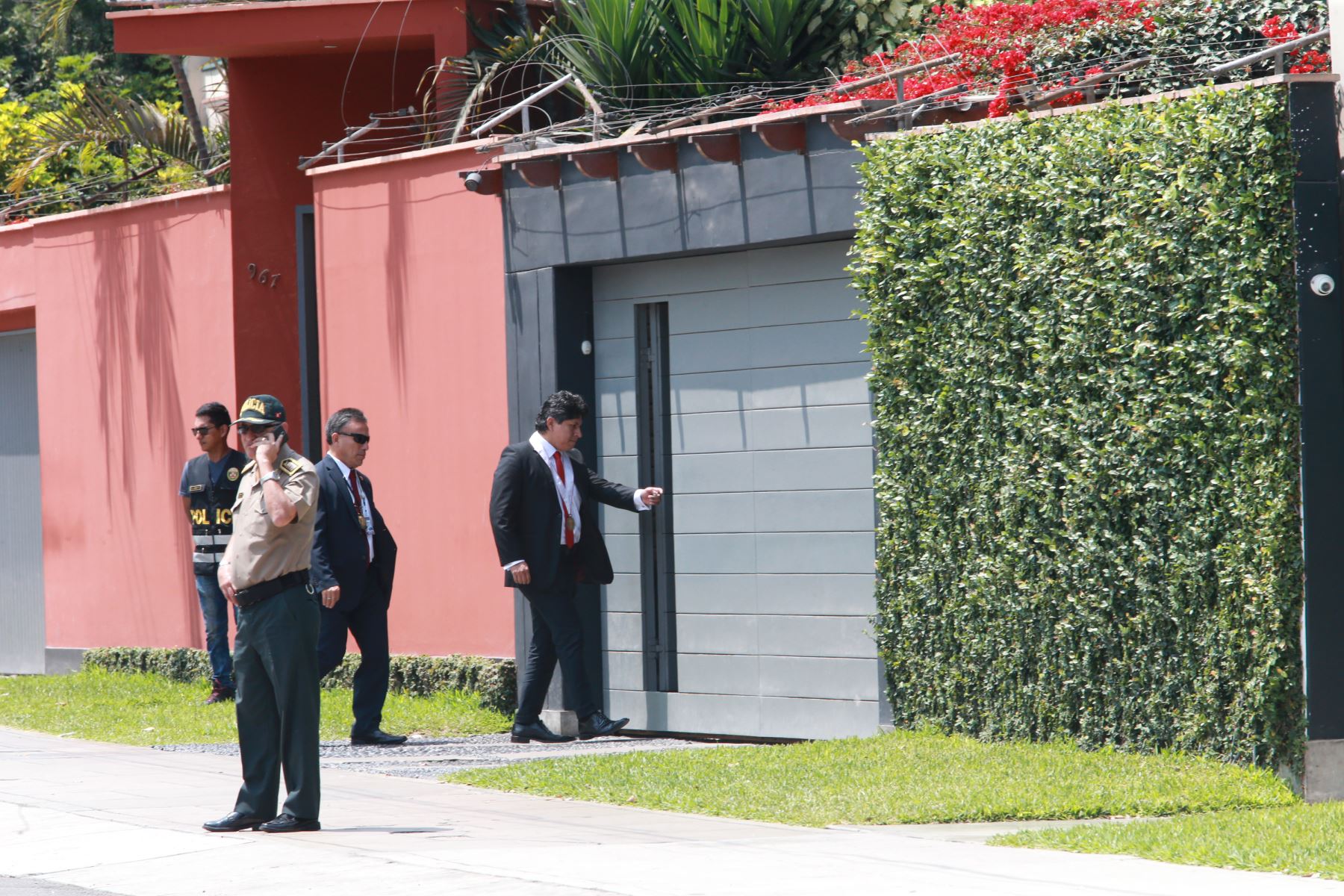 Fiscal Marcial Paucar dirige allanamiento en vivienda de PPK en San Isidro .Foto: ANDINA/Norman Córdova