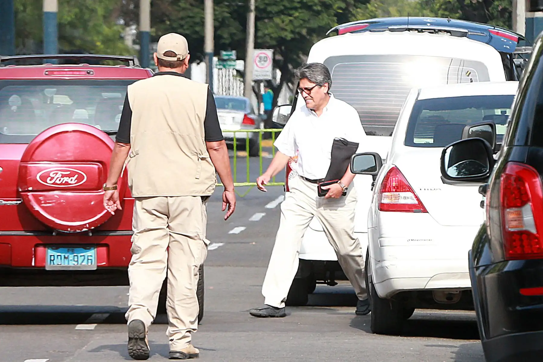 Abel Salinas Ministro de Salud sale de la casa del ex presidente de la República,  Pedro Pablo Kuczynski en San Isidro, . Foto: ANDINA/Vidal Tarqui