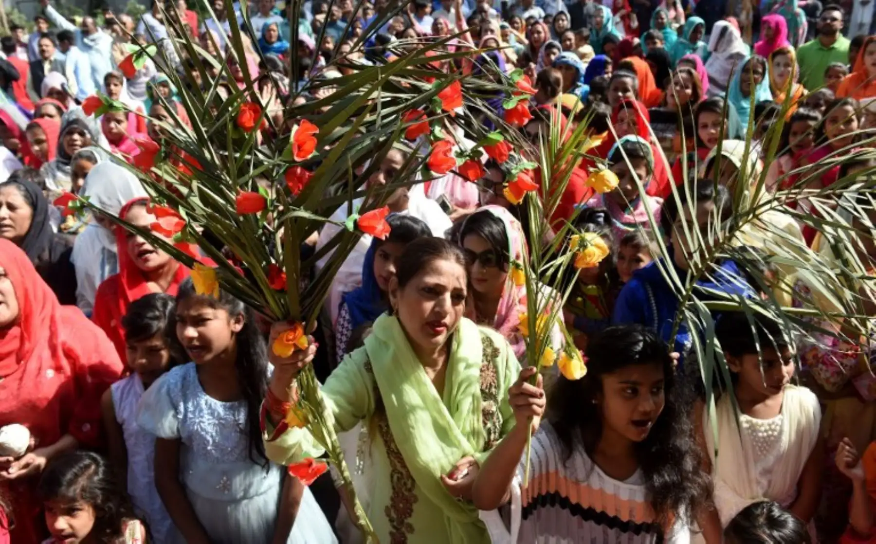 Los cristianos paquistaníes sostienen hojas de palma con motivo del Domingo de Ramos en la iglesia de San Antonio en Lahore.Foto:AFP
