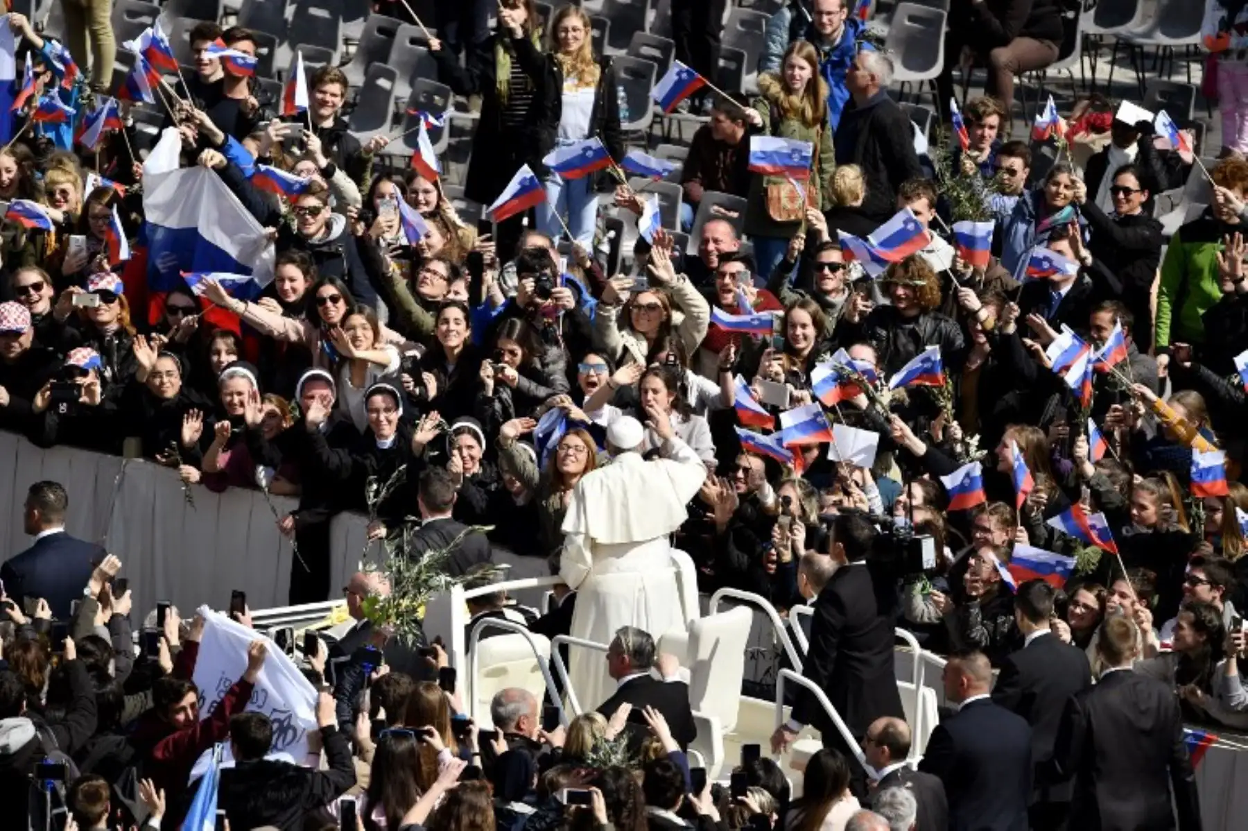 El Papa Francisco saluda a los fieles al final de la misa del Domingo de Ramos en la plaza de San Pedro. Foto:AFP