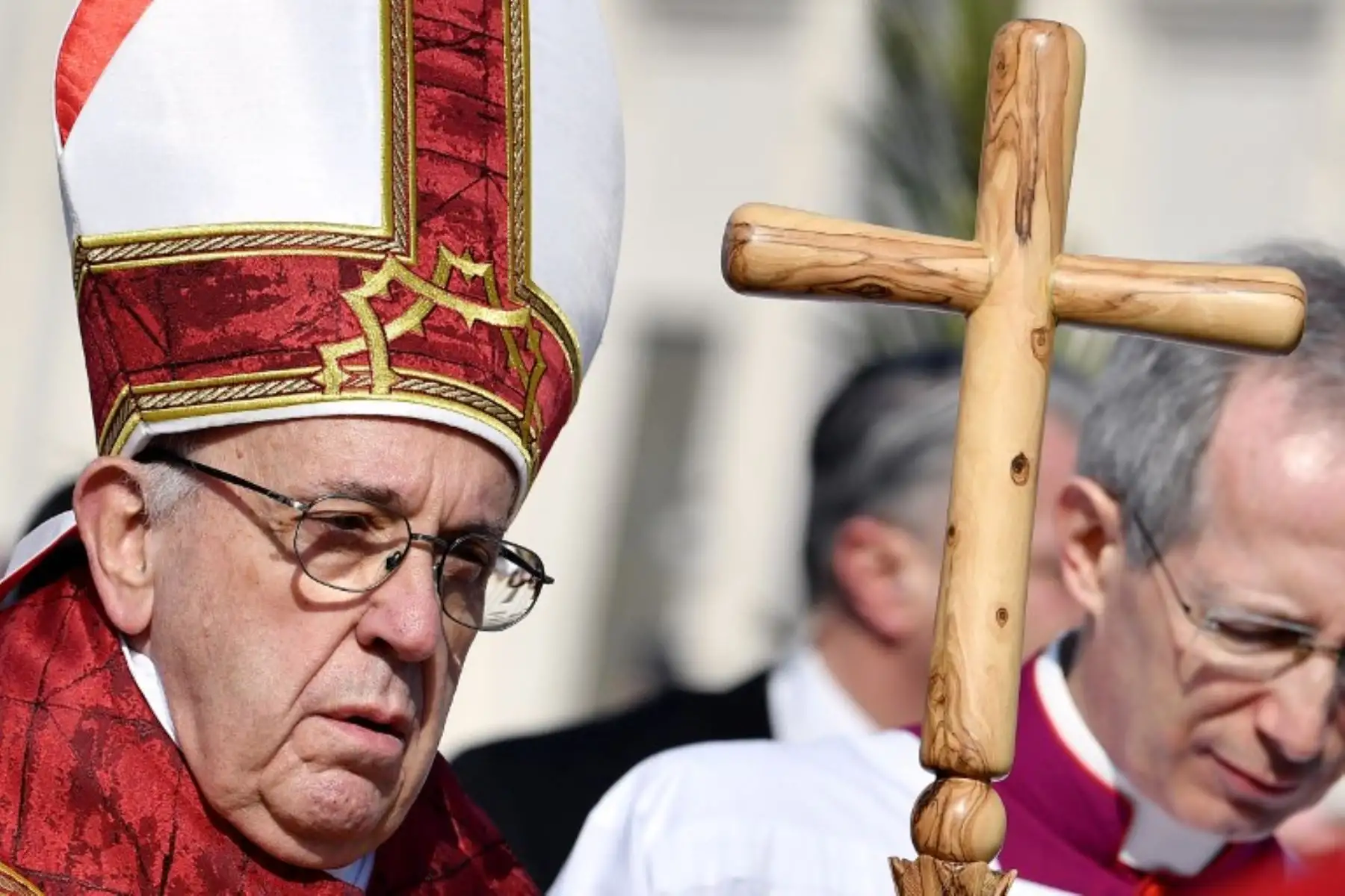 El Papa Francisco dirige la misa del Domingo de Ramos en la plaza de San Pedro.Foto:AFP
