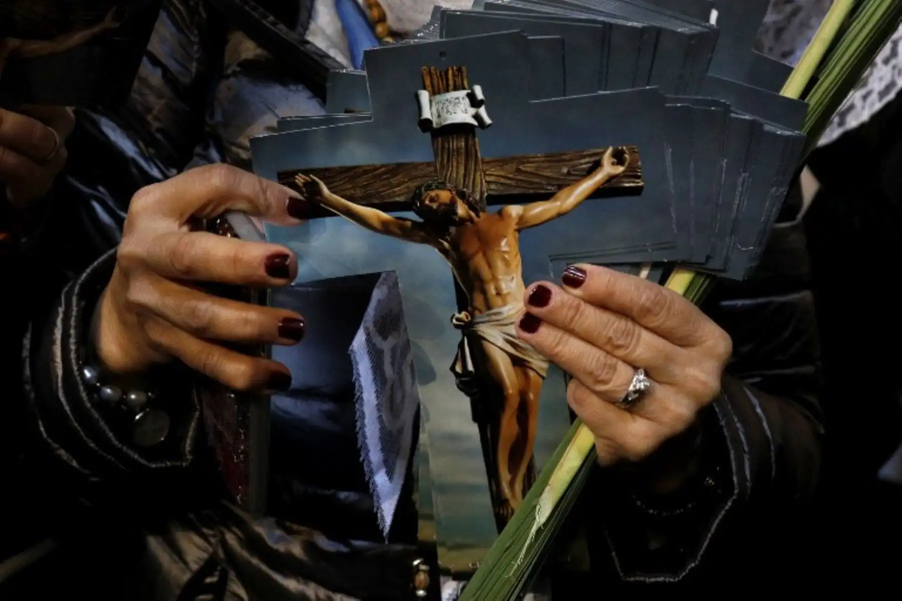 Un peregrino católico romano sostiene una palmera y una imagen de Jesús durante la procesión del Domingo de Ramos en la Iglesia del Santo Sepulcro en la Ciudad Vieja de Jerusalén.Foto:AFP
