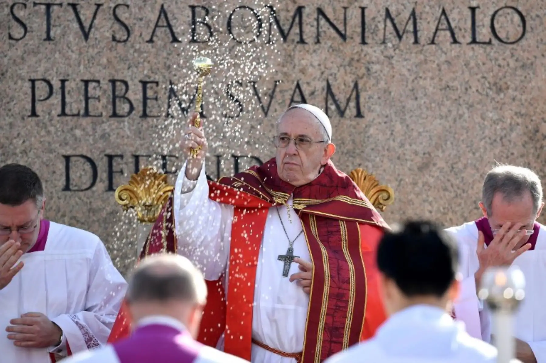 El Papa Francisco bendice a los fieles y las palmas durante la misa del Domingo de Ramos en la plaza de San Pedro. Foto:AFP