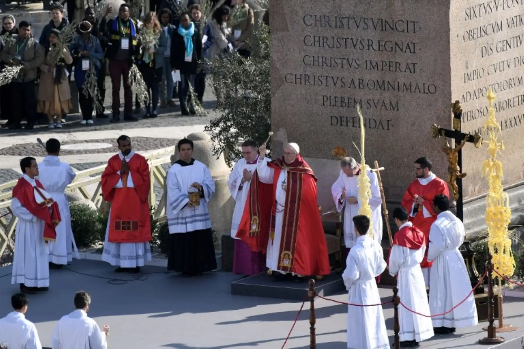 El Papa Francisco bendice a los fieles y las palmas durante la misa del Domingo de Ramos en la plaza de San Pedro. Foto:AFP