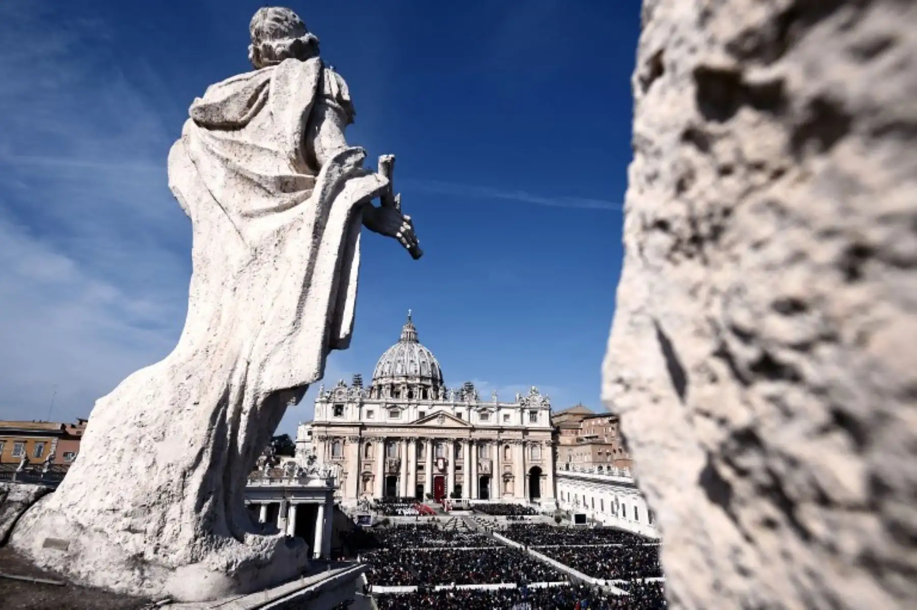 Los fieles se reunieron en la plaza de San Pedro en el Vaticano mientras el Papa Francisco encabeza la misa del Domingo de Ramos.Foto:AFP