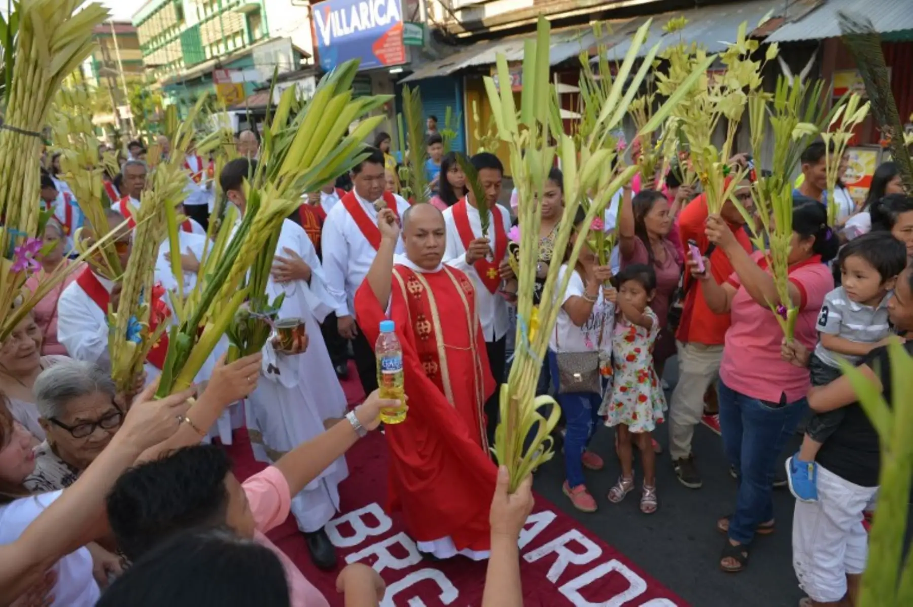 Un sacerdote católico bendice a los fieles  que participan de la tradicional devoción cuaresmal en Manila.Fotos:AFP