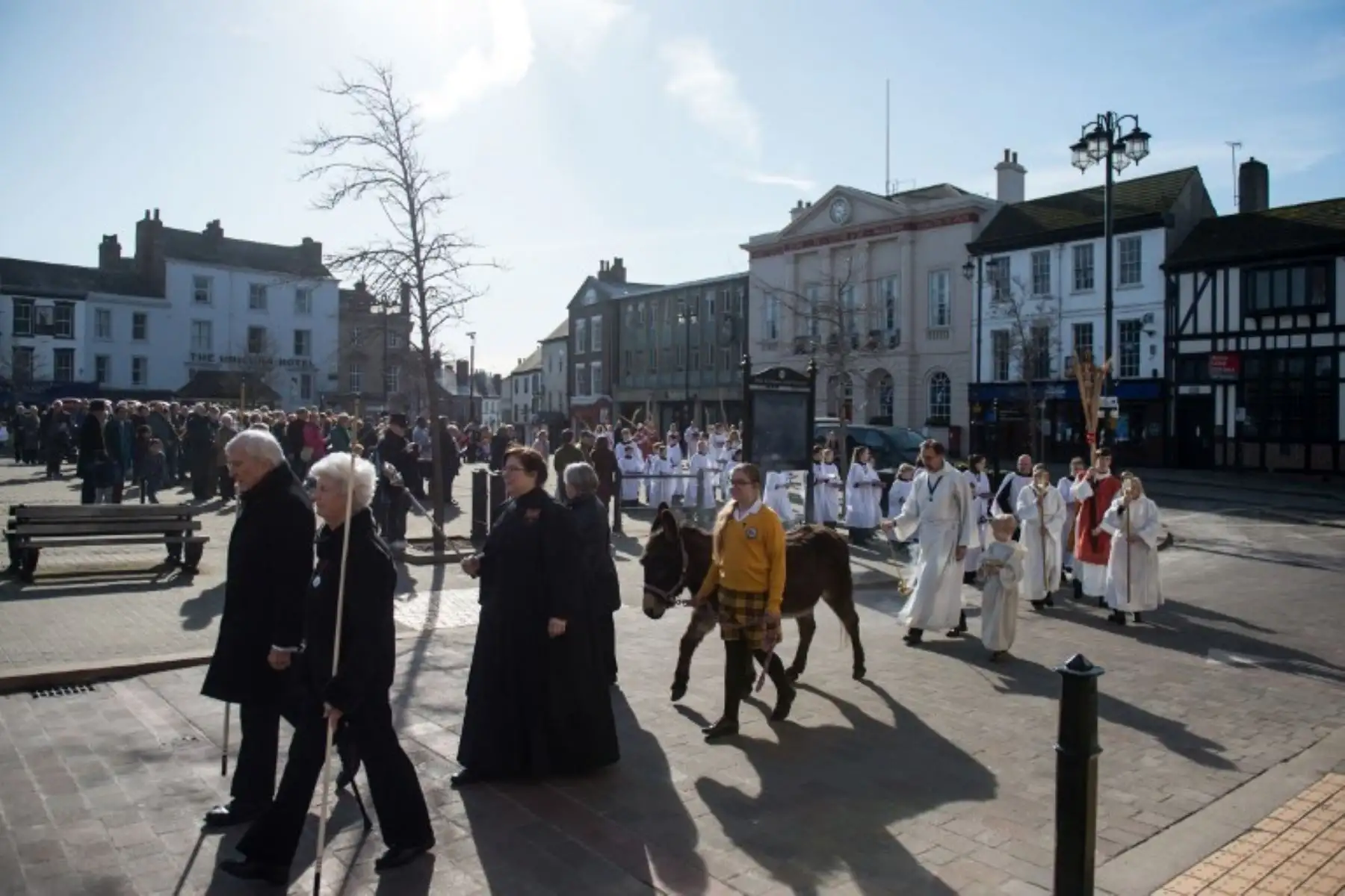 El clero y la congregación participan en una procesión del Domingo de Ramos, en Ripon, Inglaterra.Foto:AFP