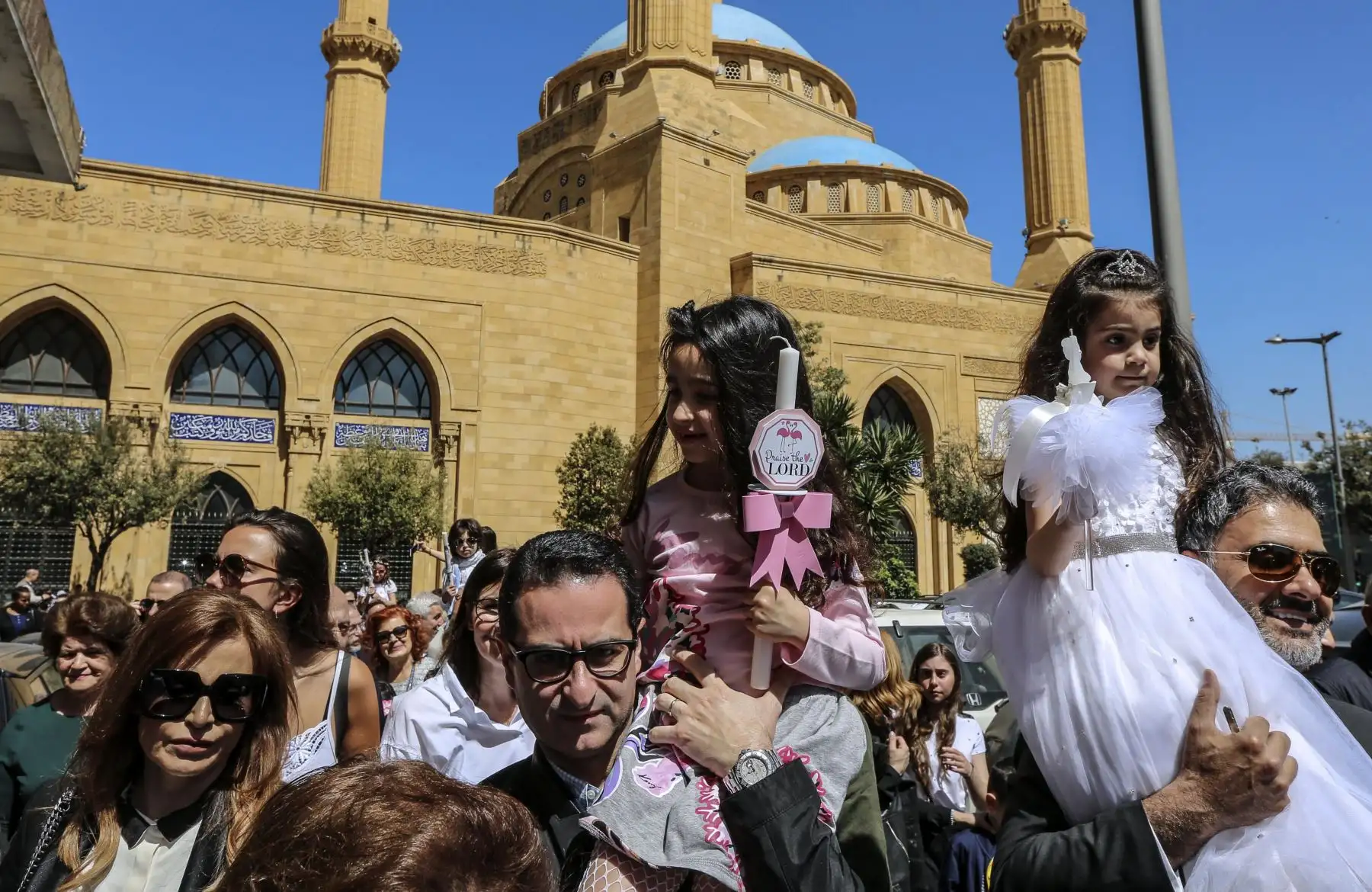 Niños libaneses con velas, durante una procesión masiva del Domingo de Ramos en las calles de Beirut, Líbano.Foto:EFE