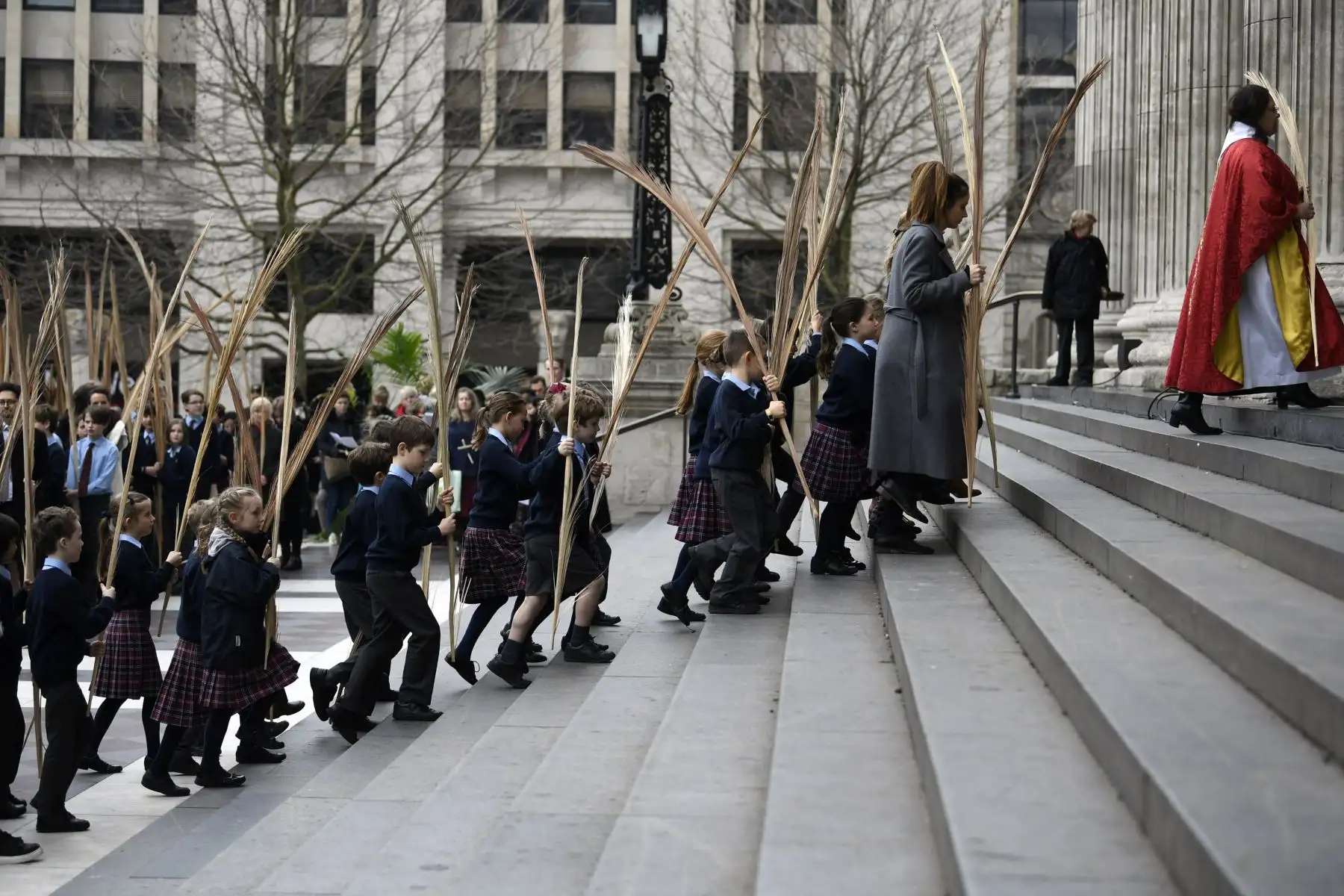 Niños participan del servicio de Eucaristía del Domingo de Ramos en la Catedral de San Pablo en Londres, Gran Bretaña.Foto:EFE