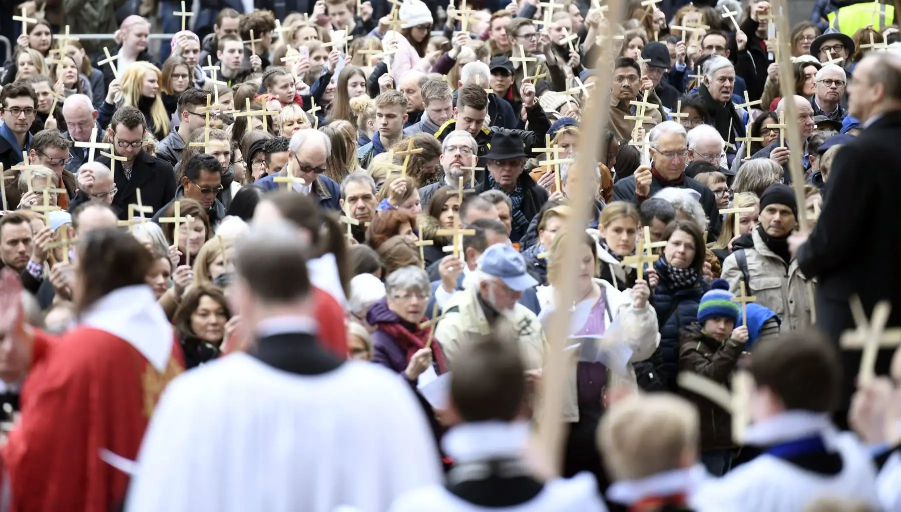 Los fieles se reúnen para un servicio de Eucaristía del Domingo de Ramos en la Catedral de San Pablo en Londres, Gran Bretaña.Foto:EFE