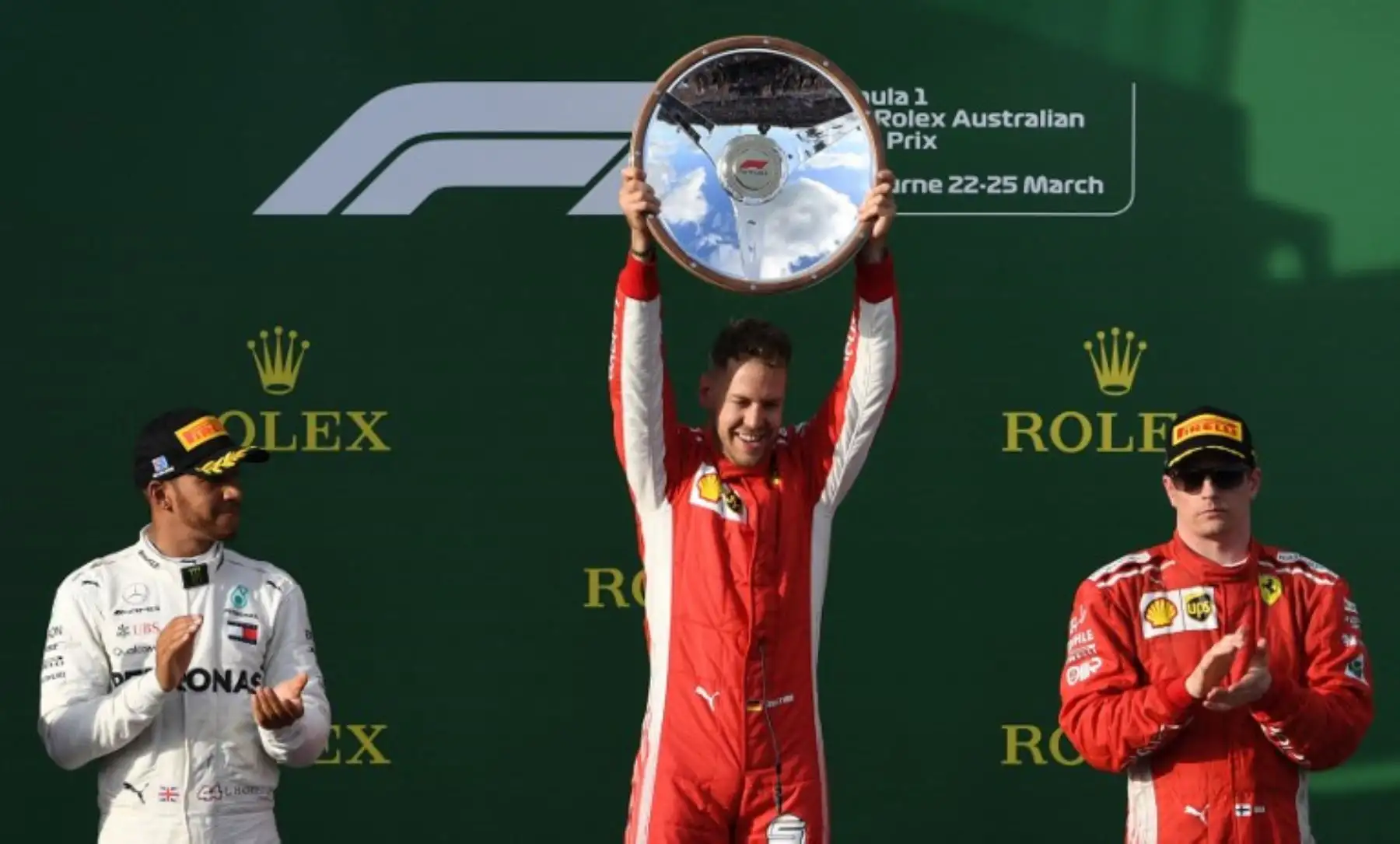 El piloto alemán de Errari Sebastian Vettel celebra su victoria en el podio con el piloto británico Lewis Hamilton y el piloto finlandés Ferrari en tercer lugar Kimi Raikkonen  después del Gran Premio de Australia de Fórmula Uno en Melbourne.Foto:AFP