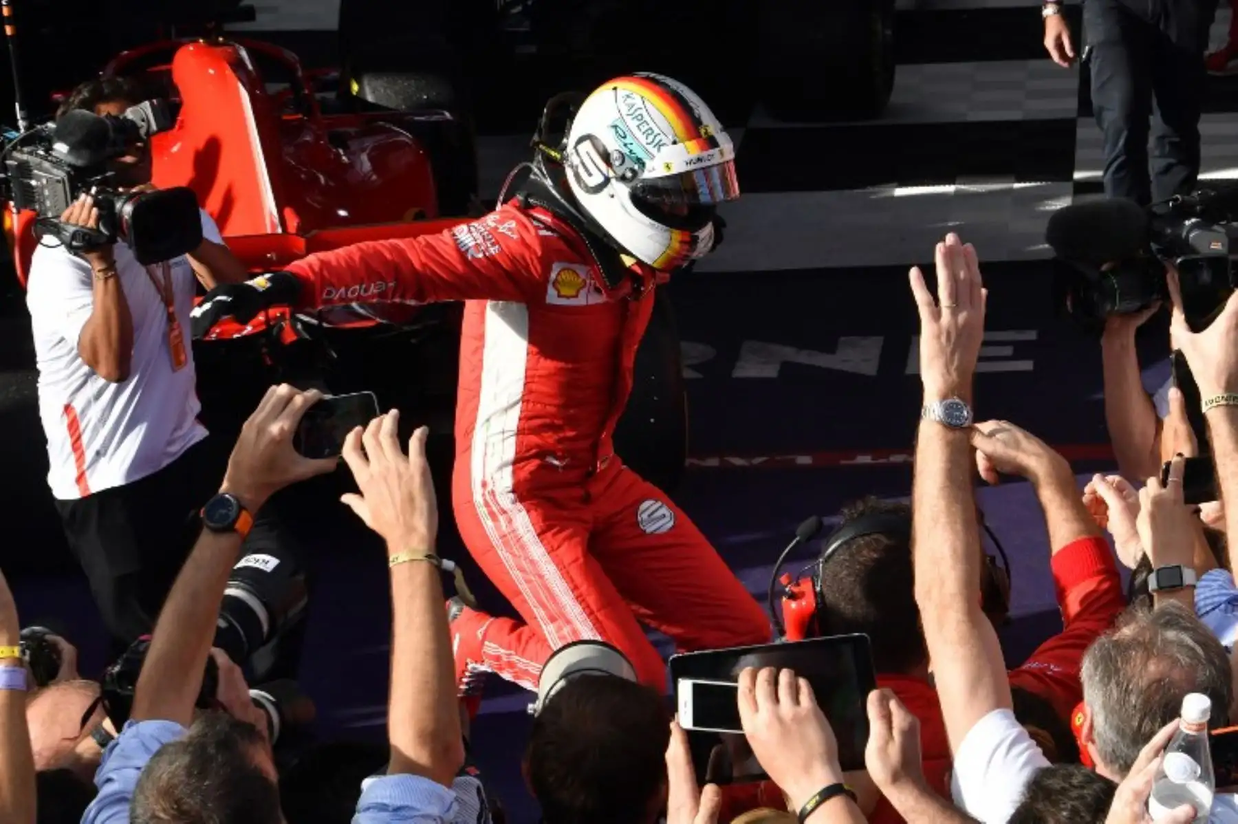 El piloto alemán de Ferrari, Sebastian Vettel, celebra ganar el Gran Premio de Australia de Fórmula Uno en Melbourne.Foto:AFP