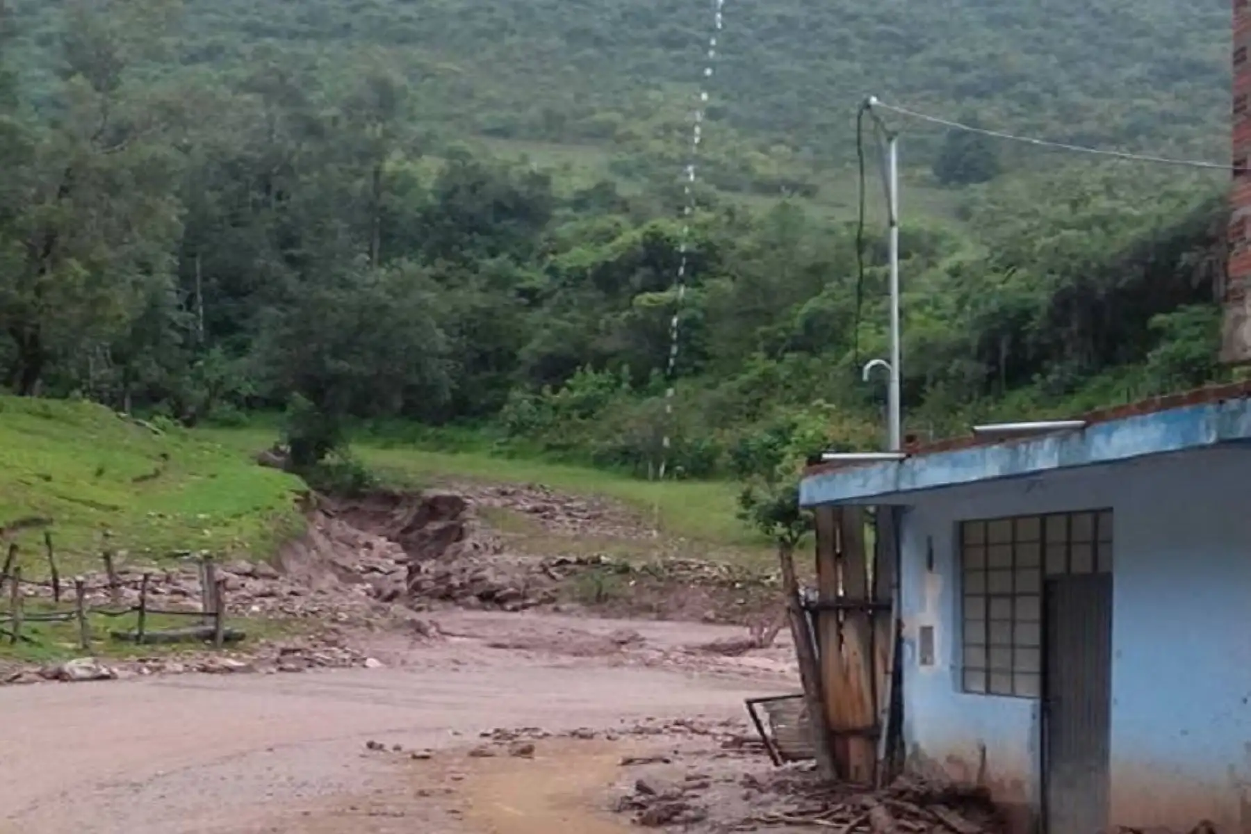 Inundación ocurrió anoche producto del embalse del río Pampas.
