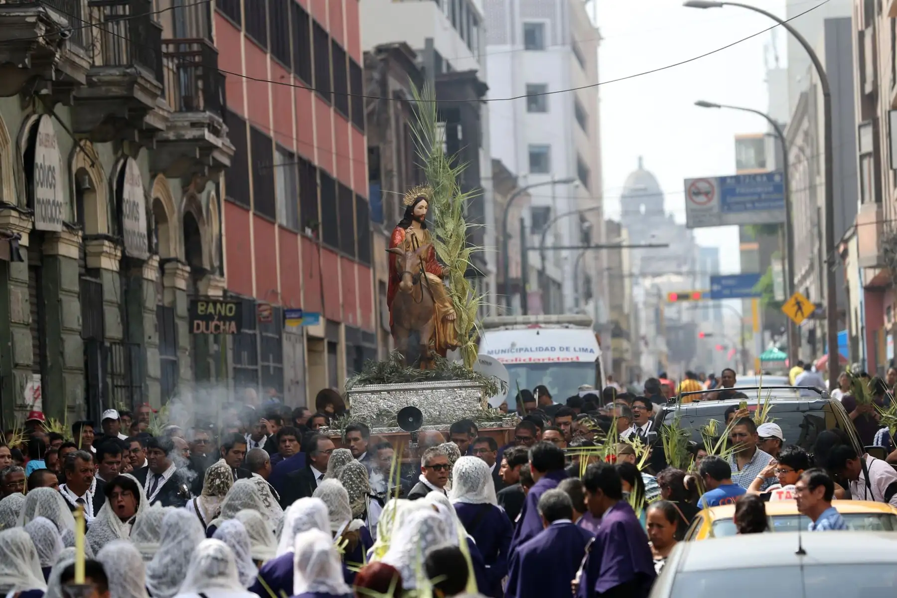 Limeños católicos  participan en las celebraciones de  Domingo de Ramos por semana santa. Foto: ANDINA/Norman Córdova