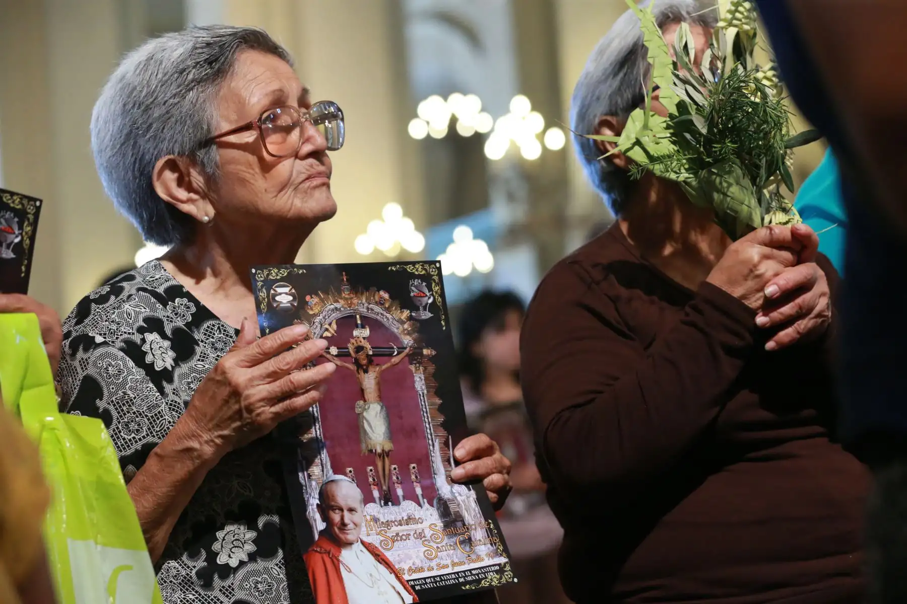 Fieles católicos  en la  misa por Domingo de Ramos, en la catedral de Lima. Foto: ANDINA/Norman Córdova