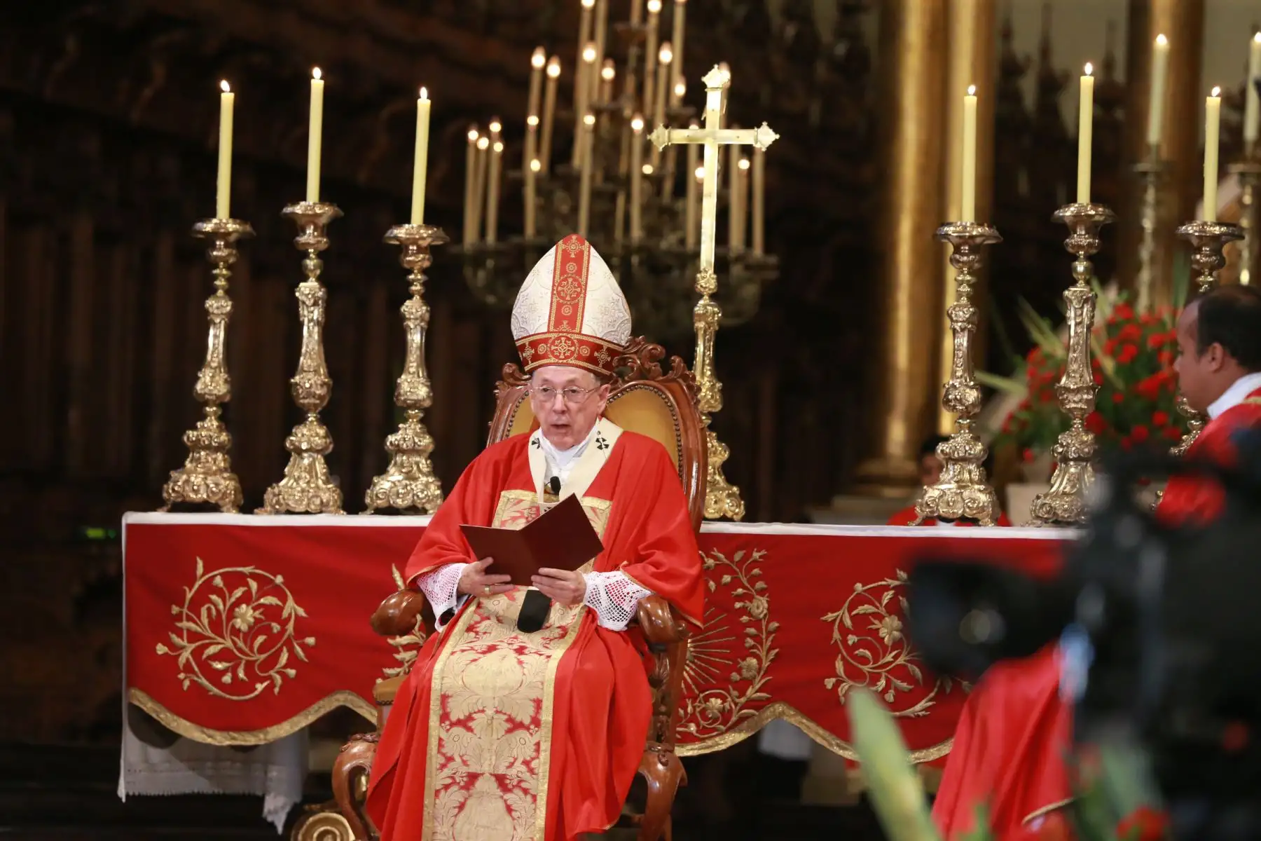 Cardenal Luis Cipriani celebra la misa, por Domingo de Ramos, en la catedral de Lima. Foto: ANDINA/Norman Córdova