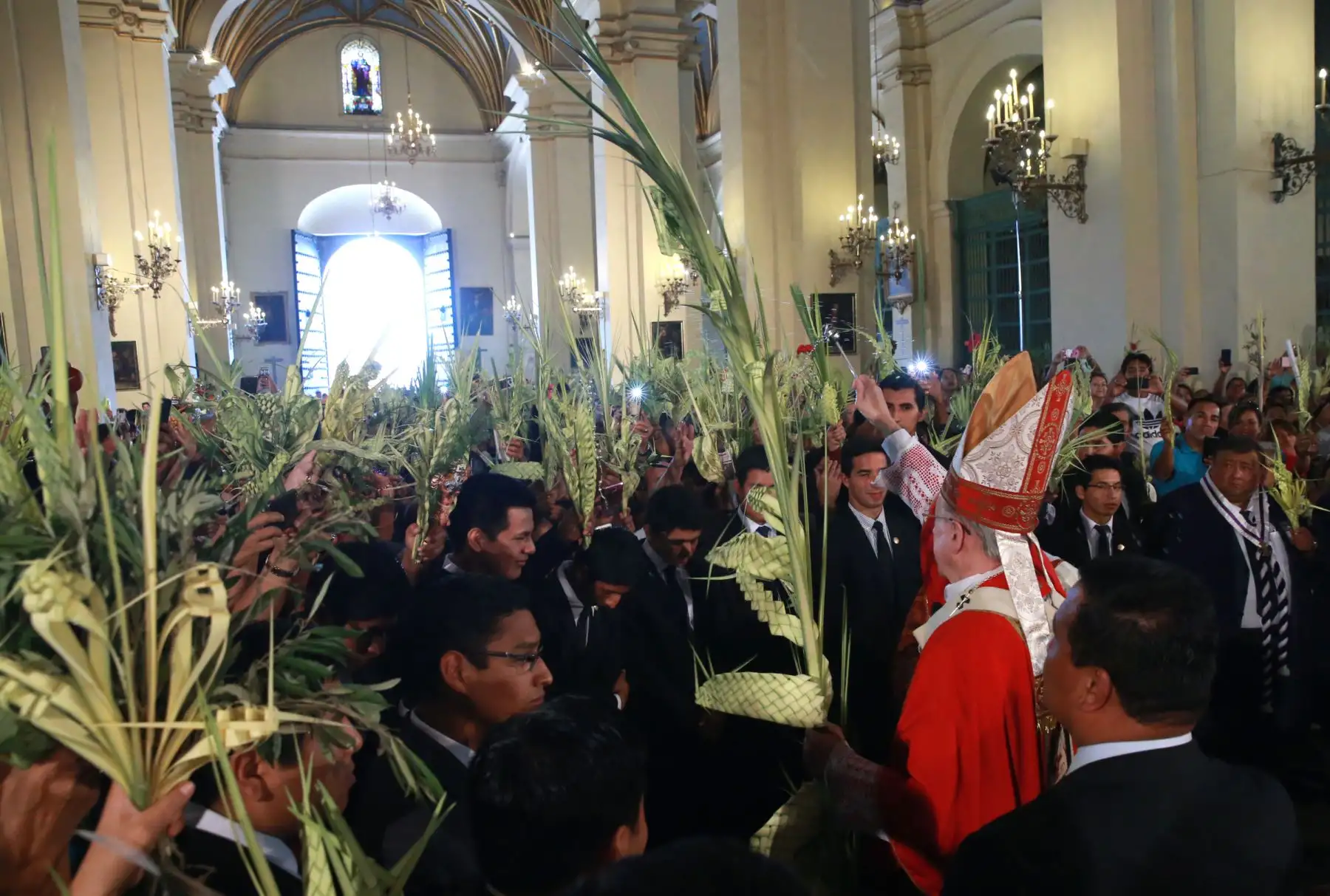 Cardenal Luis Cipriani bendice  a  fieles  en la  misa por Domingo de Ramos, en la catedral de Lima. Foto: ANDINA/Norman Córdova
