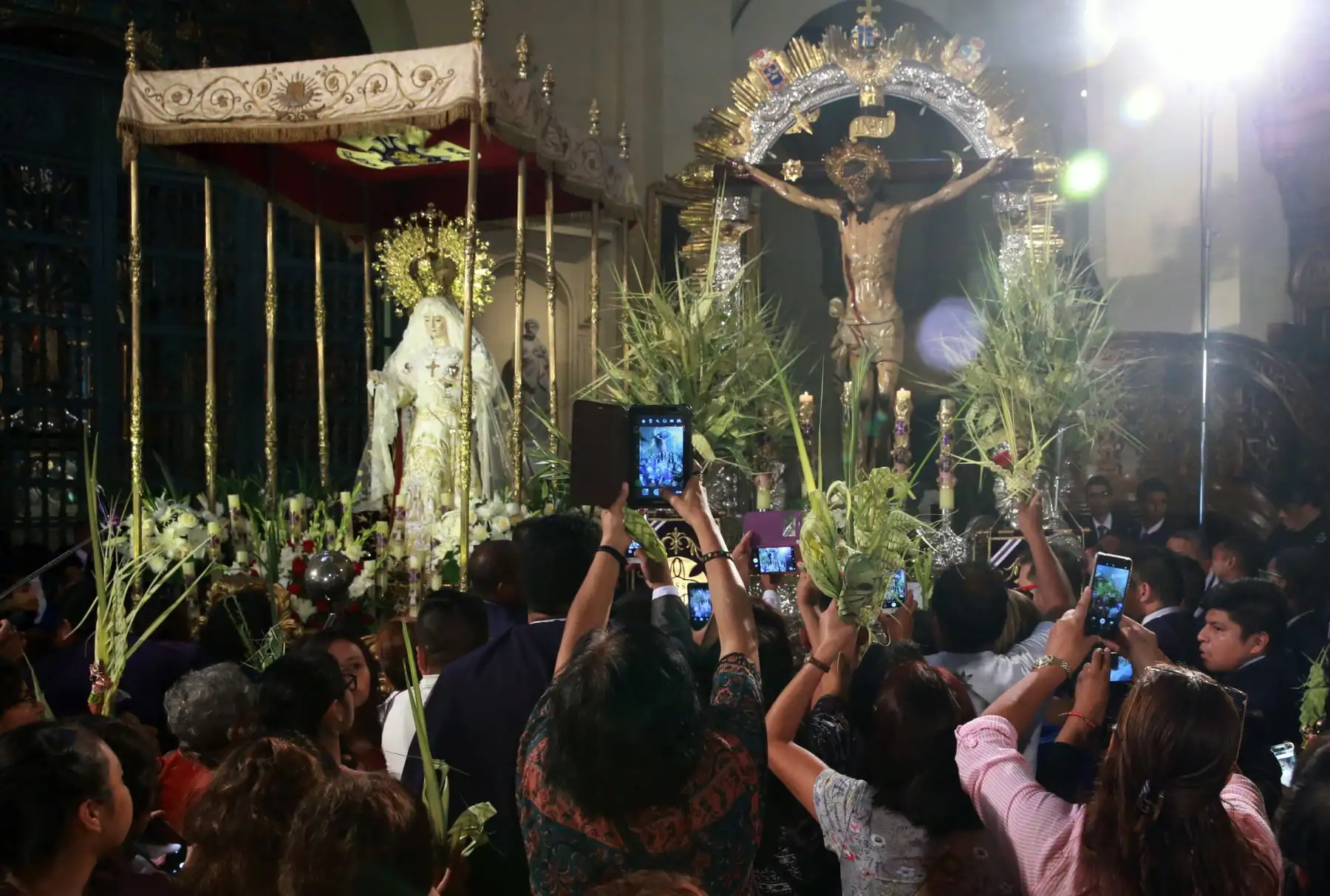 Fieles católicos veneran la imagen del Señor de los Milagros, en la catedral de Lima por Domingo de Ramos. Foto: ANDINA/Norman Córdova