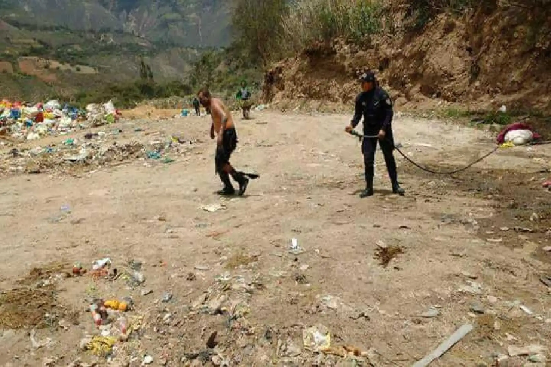 Caraz: policía resulta con quemaduras cuando incineraban pirotécnicos
