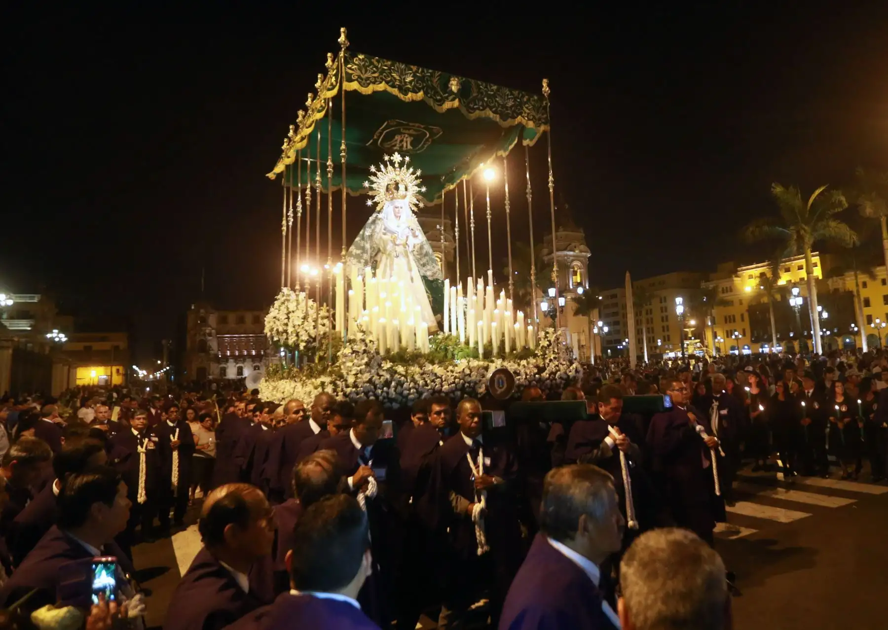 Procesión de domingo de Ramos para los devotos católicos en Plaza Mayor . Foto: ANDINA/Vidal Tarqui
