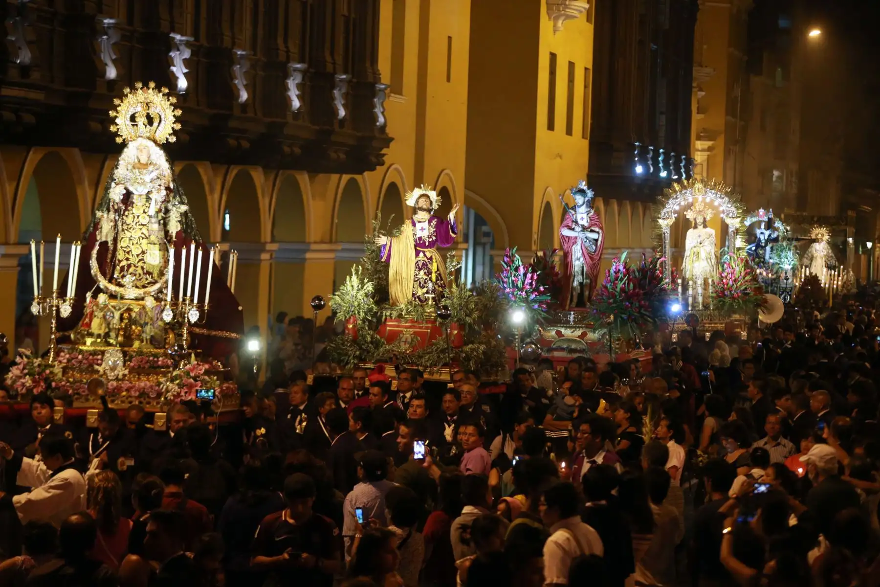 Procesión de domingo de Ramos para los devotos católicos en Plaza Mayor . Foto: ANDINA/Vidal Tarqui