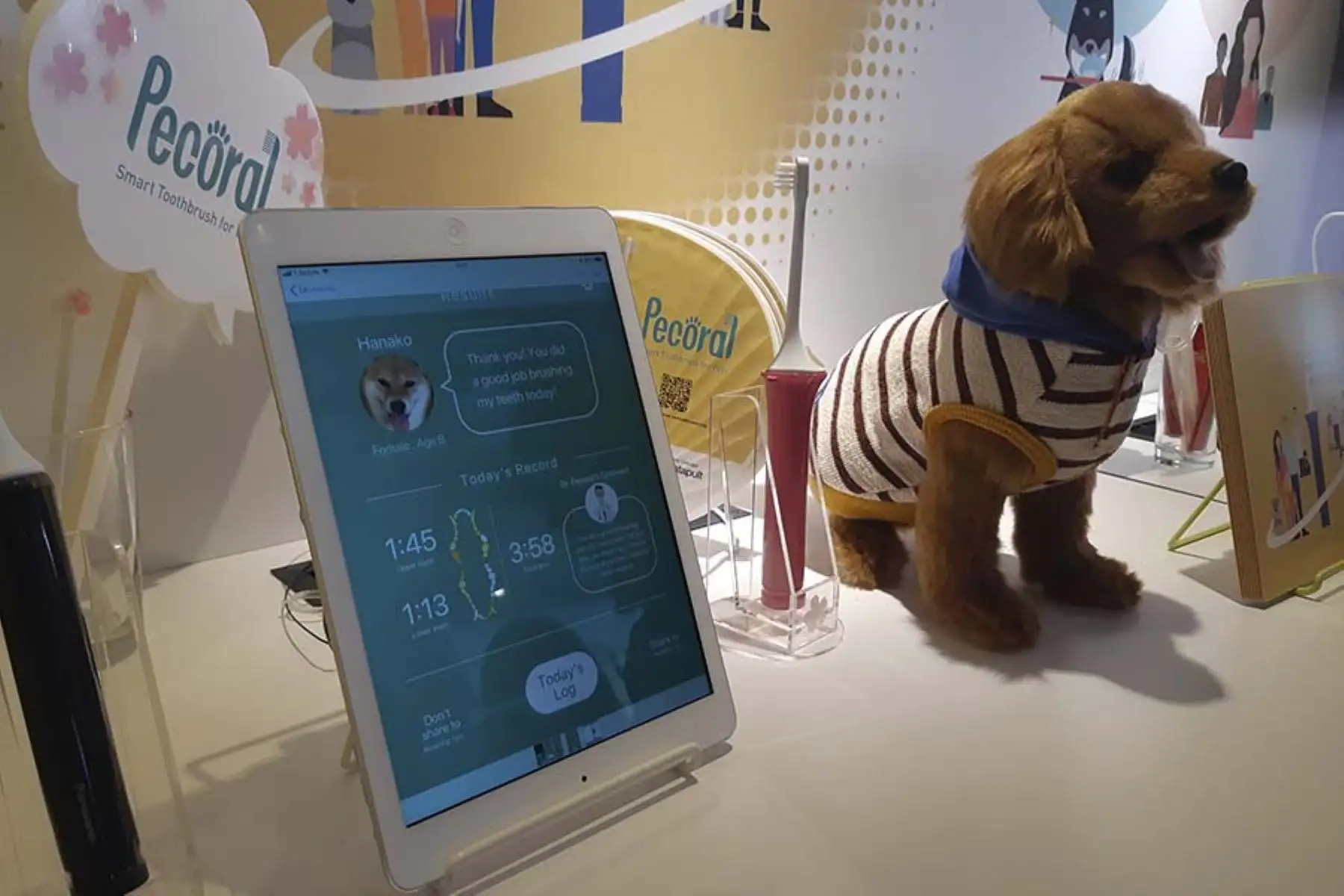 El cepillo inteligente para mascotas Pecoral protege la salud de los perros. La vibración puede ser modificada manualmente o utilizando un aplicativo móvil. Se podrá verificar el proceso de cuidado dental para una limpieza total. El prototipo continúa en desarrollo.