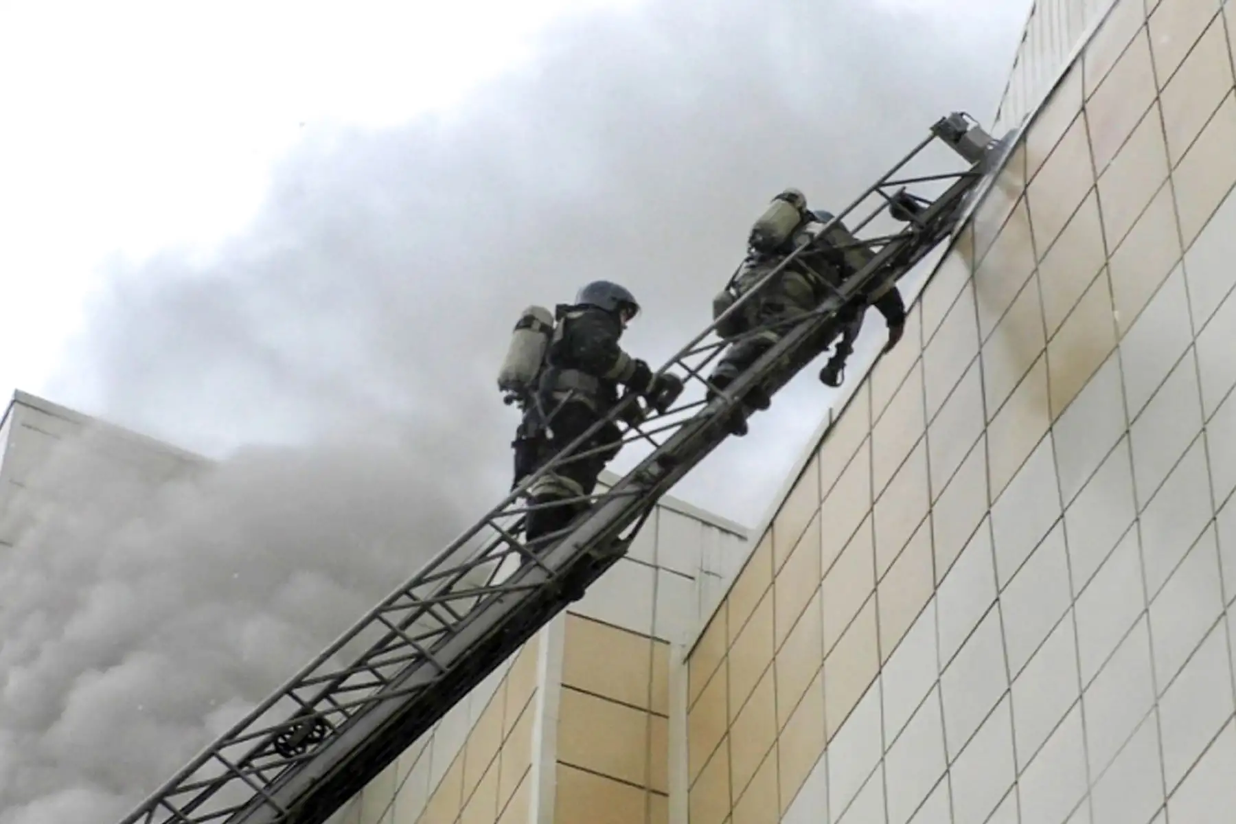 53 personas murieron tras el incendio en un centro comercial en la ciudad rusa de Kemerovo. Foto: AFP