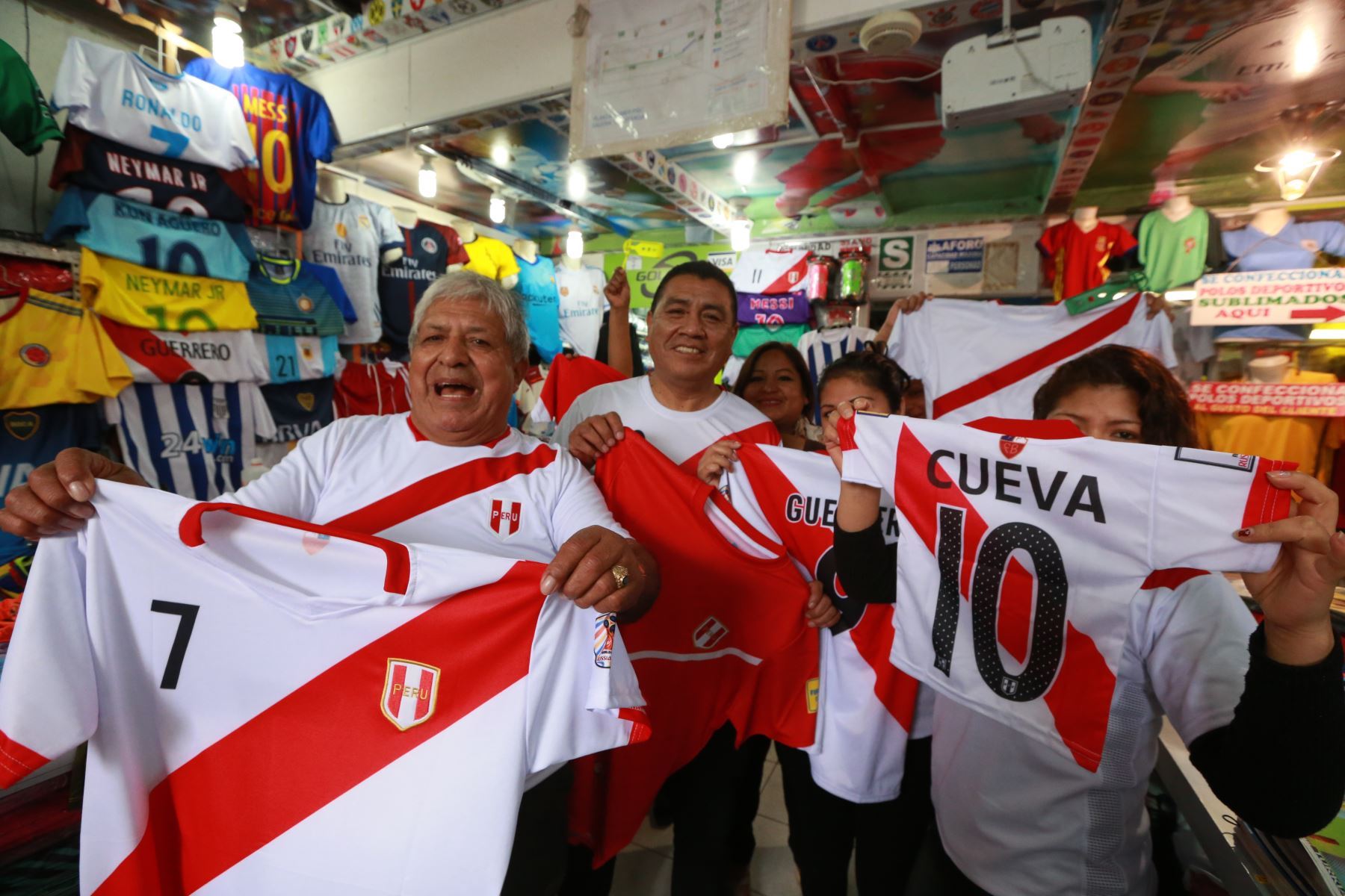 A menos de 90 días para que empiece el mundial de fútbol Rusia 2018, los emprendedores deben ver las fechas de los amistosos de Perú no solo como una oportunidad de negocio, sino como “la previa”. La empresa electrónica Digiflow brinda las siguientes recomendaciones. Foto: ANDINA/Dante Zegarra.