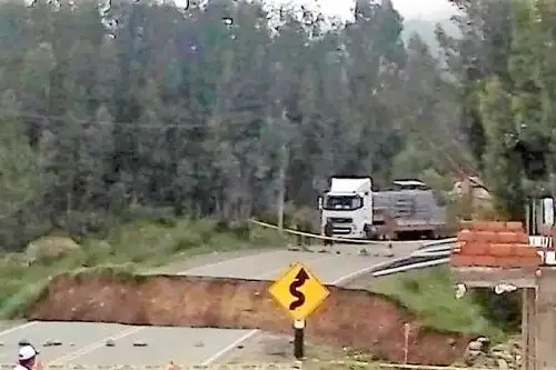 Con puente provisional buscan restablecer el tránsito en vía Pativilca-Huaraz afectada por lluvias.Foto:  ANDINA.