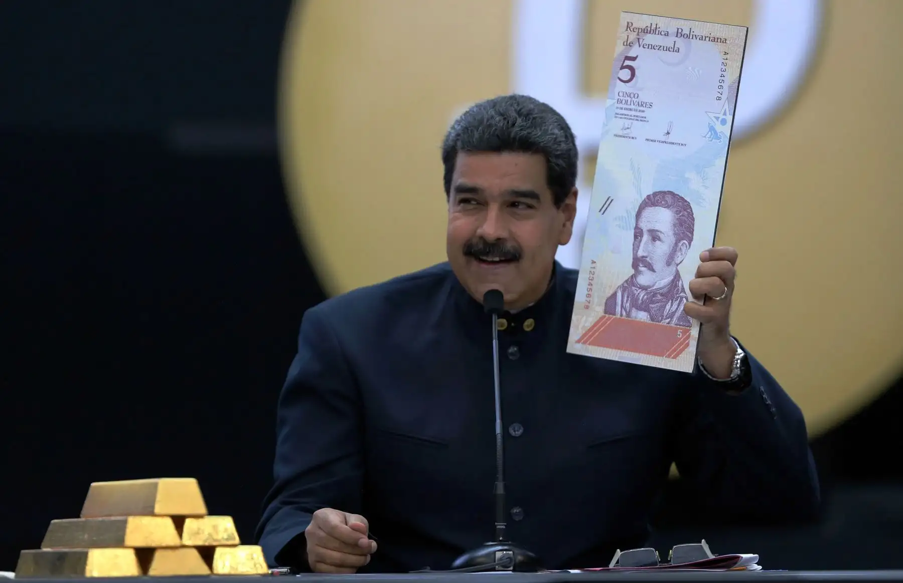 Nicolás Maduro durante la presentación del Petro. AFP