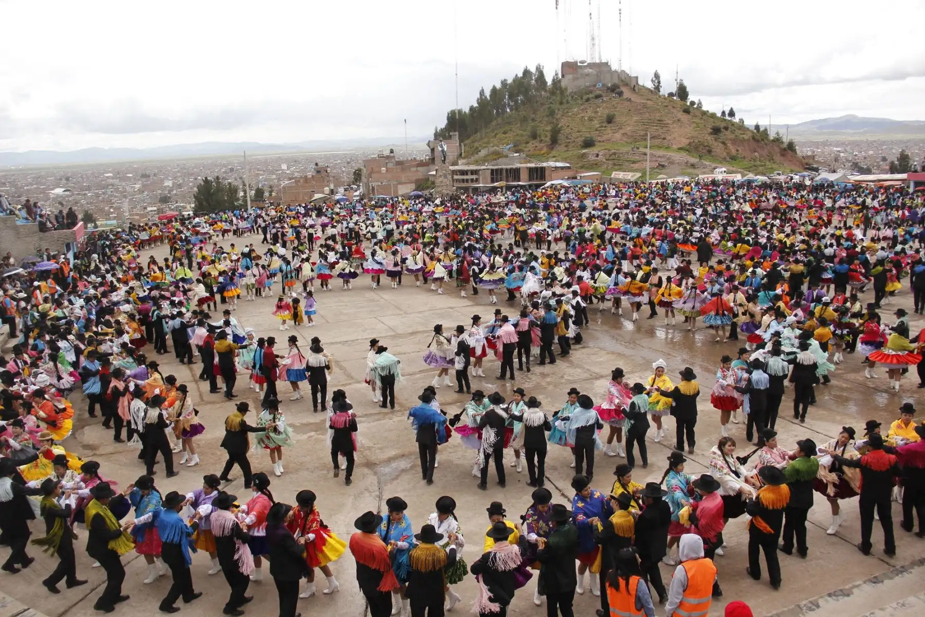 Más de 1,500 parejas bailaron la pandilla puneña para lograr Récord Guinness. ANDINA